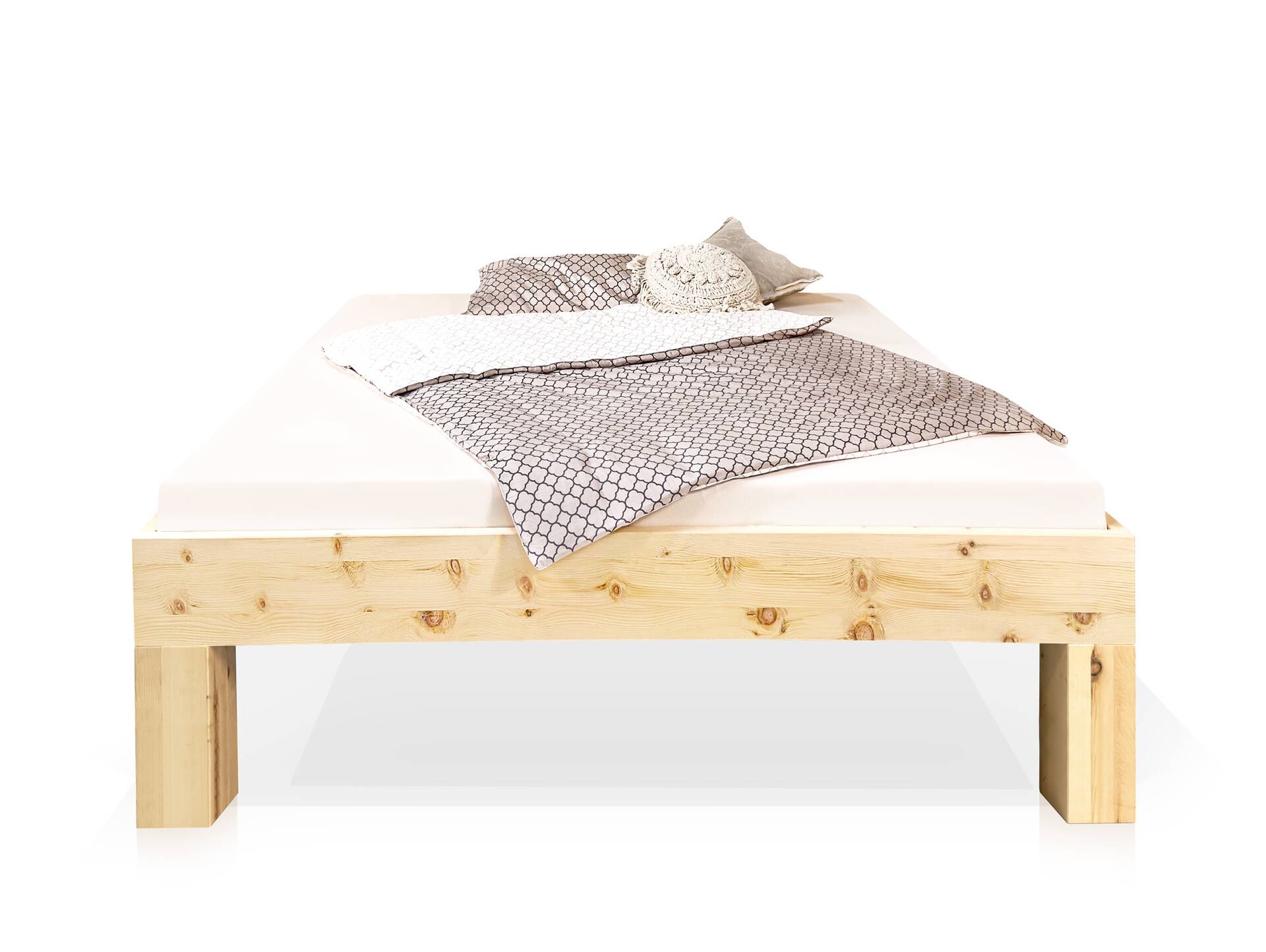 ZABINO 4-Fuß-Bett aus Zirbe, Material Massivholz, mit/ohne Holz-Kopfteil 180 x 220 cm | Zirbe geölt | Komforthöhe | ohne Kopfteil