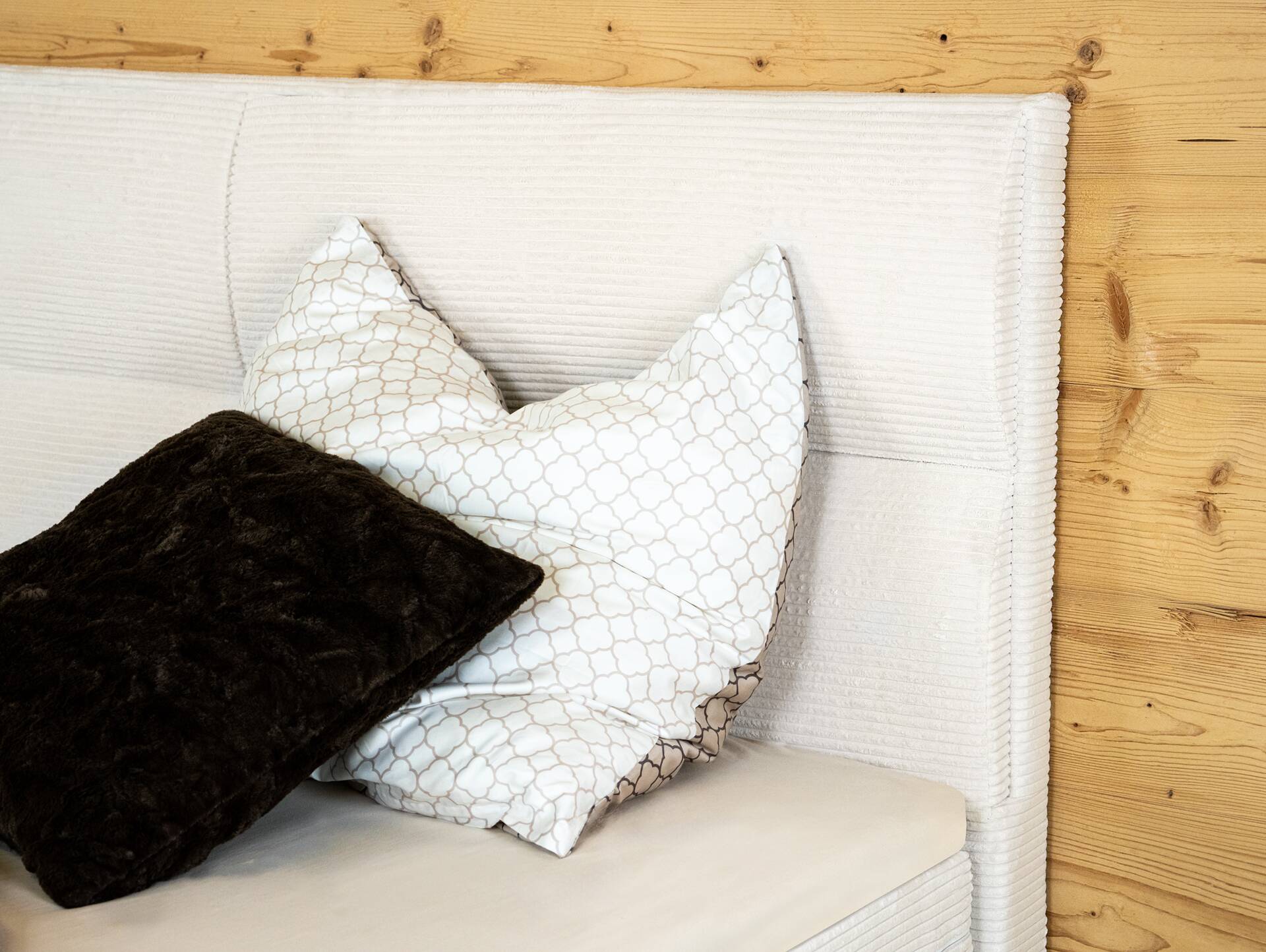 VANILLA Boxspringbett mit Bettkasten und inkl. Toppermatratze, Härtegrad 2/3, Bezug Cordstoff, Cremefarbig 