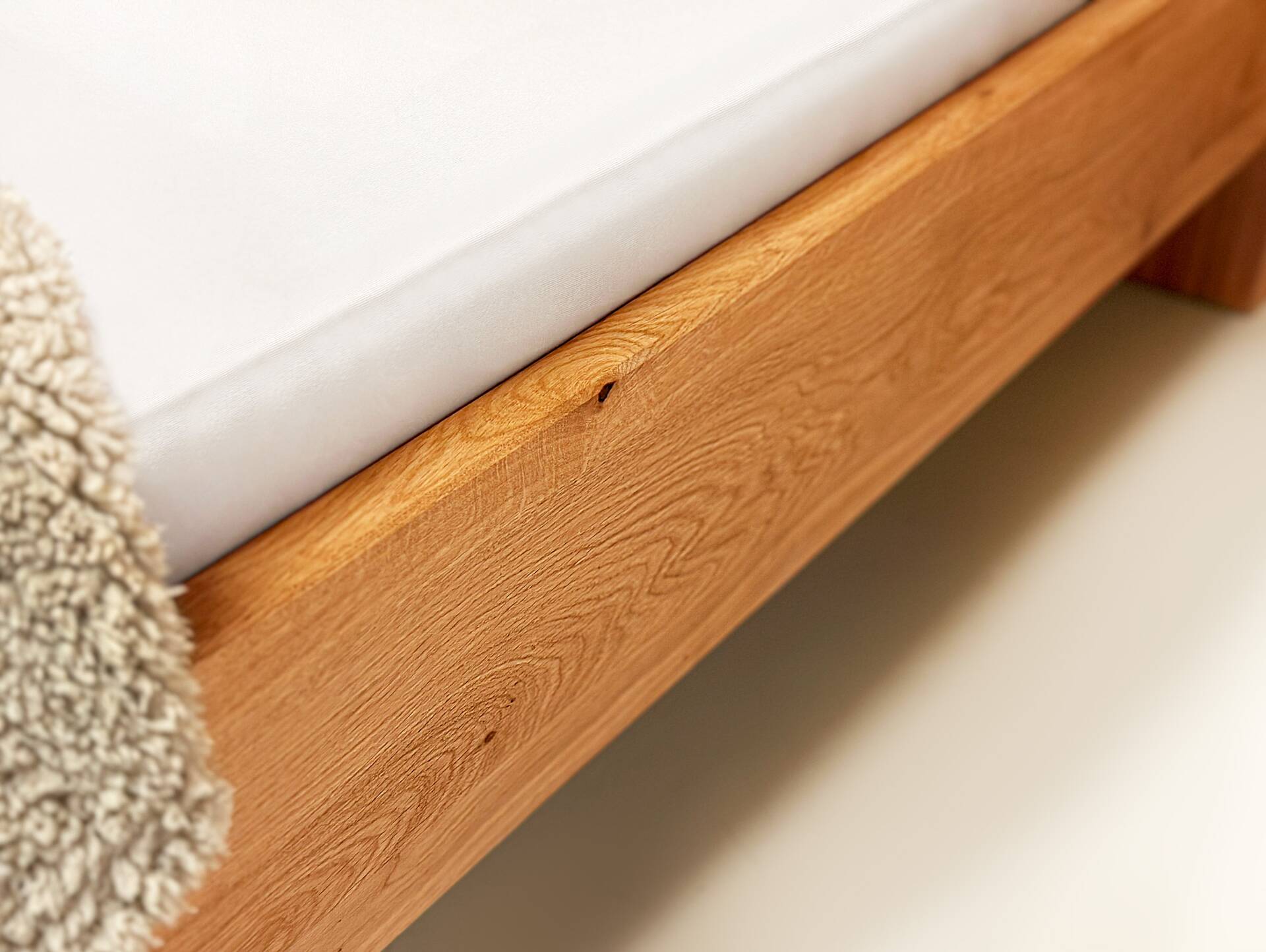 DAKONA 4-Fuß-Massivholzbett mit Polsterkopfteil 120 x 200 cm | Buche unbehandelt | Standardhöhe | Kunstleder Braun ohne Steppung