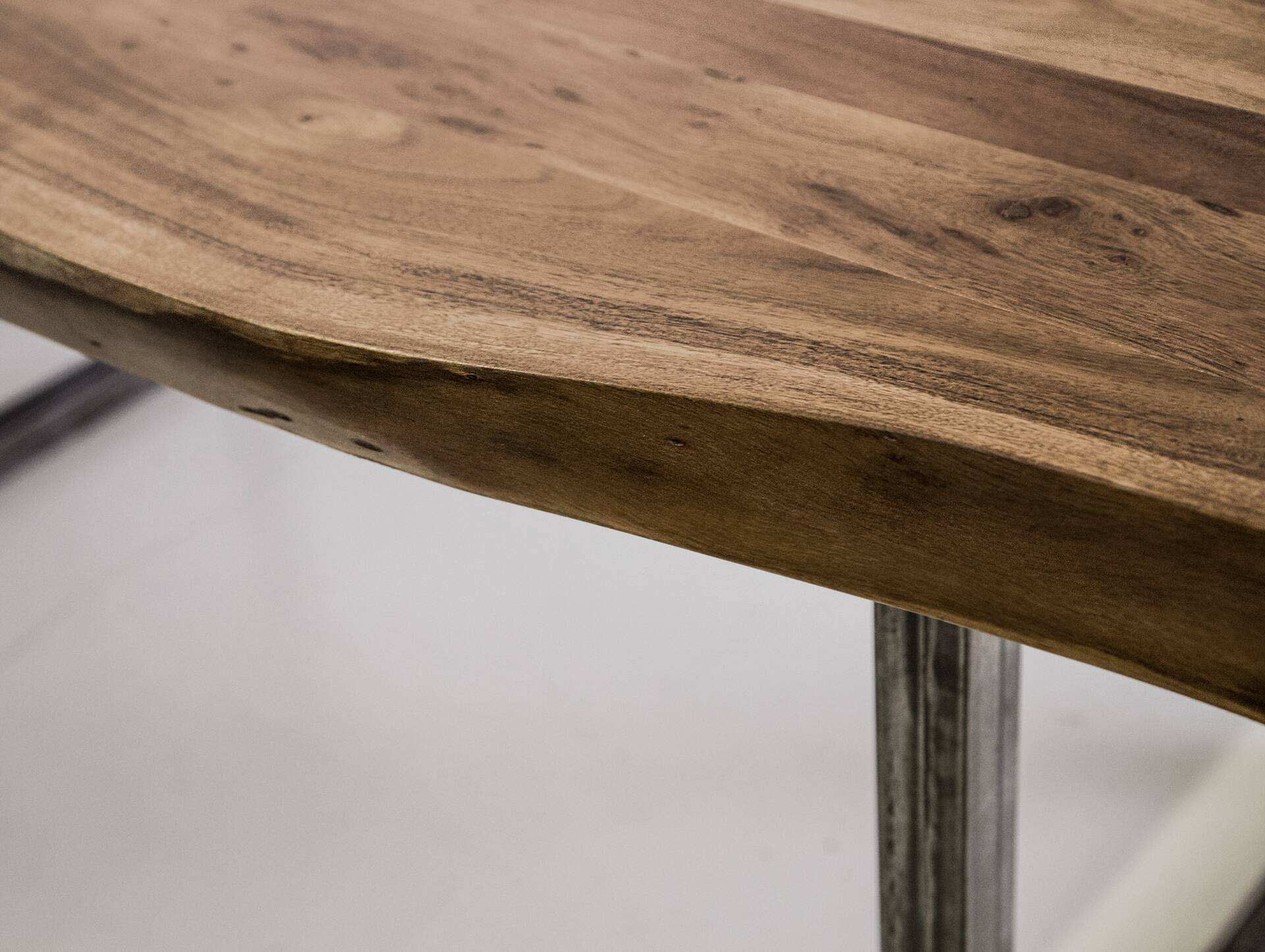 GERA Baumkantentisch, Material Massivholz/Metall, Akazie lackiert 180 x 90 cm