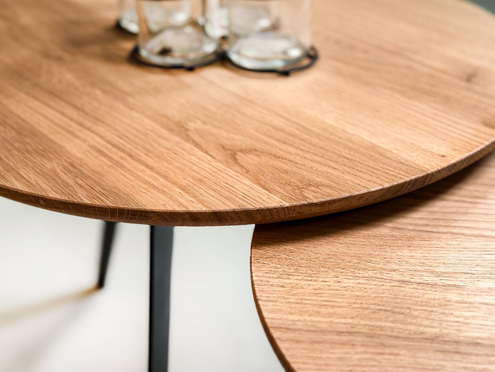 VALDO 2-er Set Couchtische, Material Massivholz/Metall, Eiche geölt/schwarz 