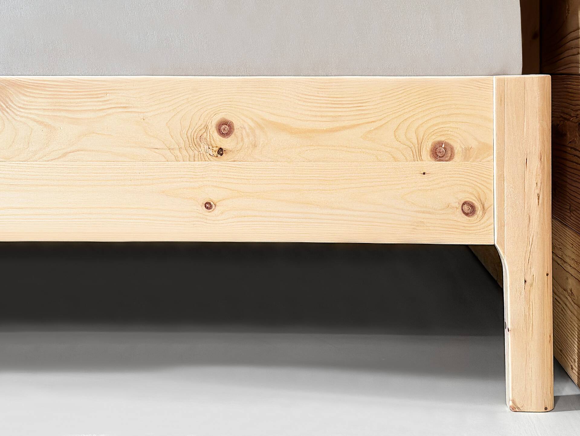 ZANDOR 4-Fuß-Zirbenbett mit Kopfteil aus Leinenstoff, Material Massivholz 120 x 200 cm | Leinenstoff Grau