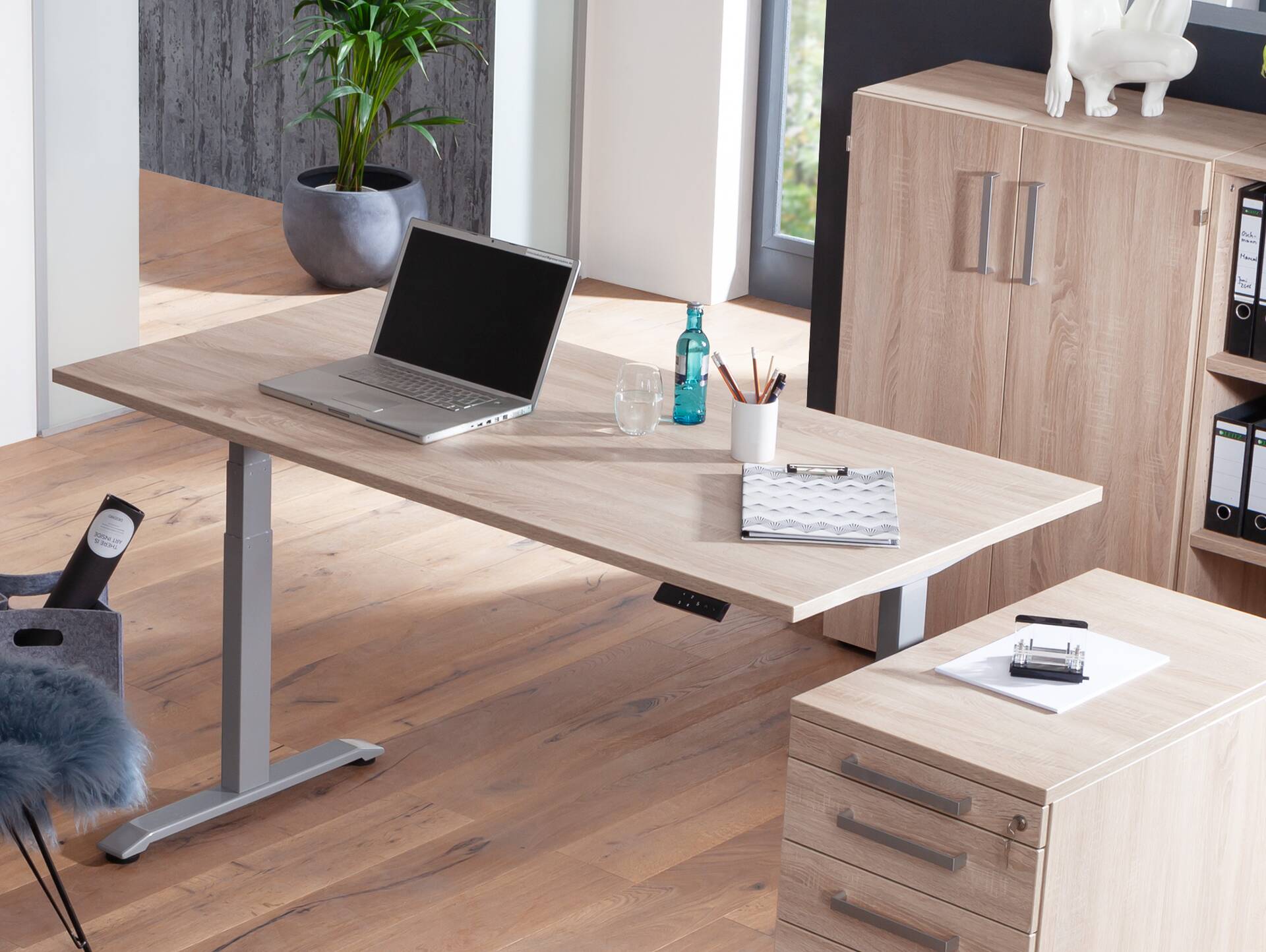 OFFICE ONE elektrisch höhenverstellbarer Schreibtisch / Stehtisch, Material Dekorspanplatte 160 x 80 cm | lichtgrau | weiss