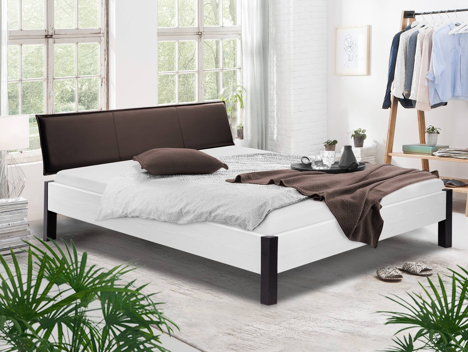 LUKY Bett mit Metallfuß, Material Massivholz, Fichte weiss, mit Polsterkopfteil 140 x 200 cm | Kunstleder Braun