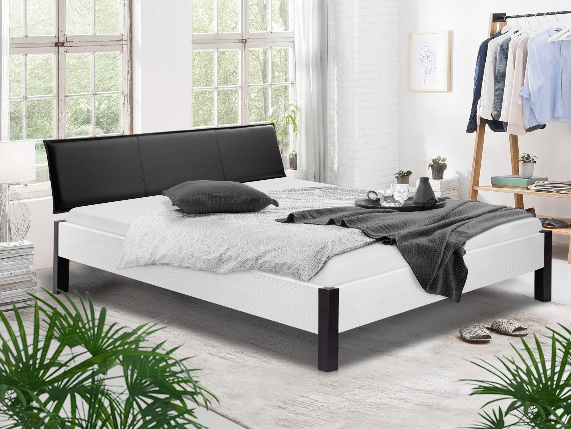 LUKY Bett mit Metallfuß, Material Massivholz, Fichte weiss, mit Polsterkopfteil 140 x 200 cm | Kunstleder Schwarz