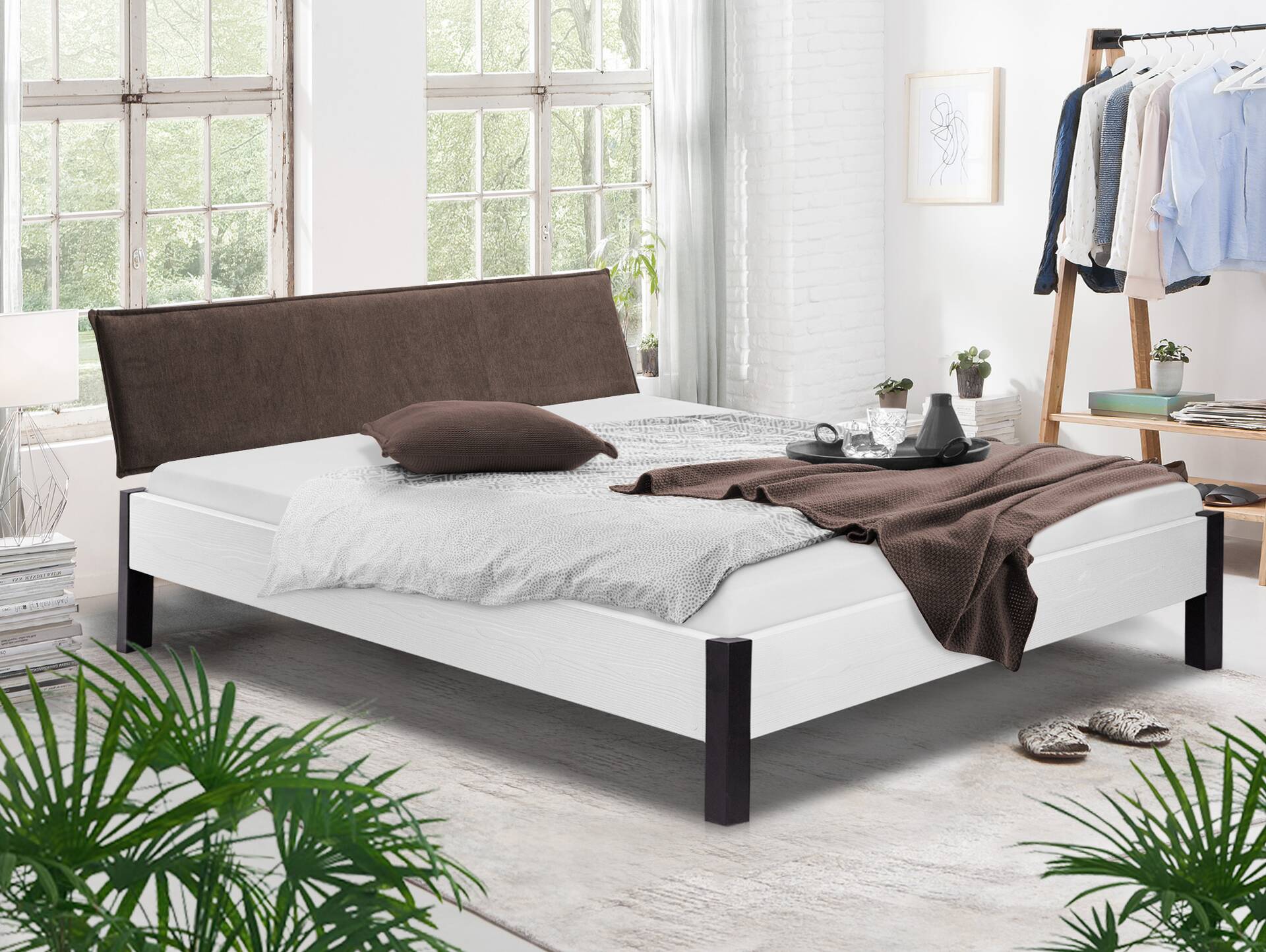 LUKY Bett mit Metallfuß, Material Massivholz, Fichte weiss, mit Polsterkopfteil 120 x 200 cm | Stoff Braun