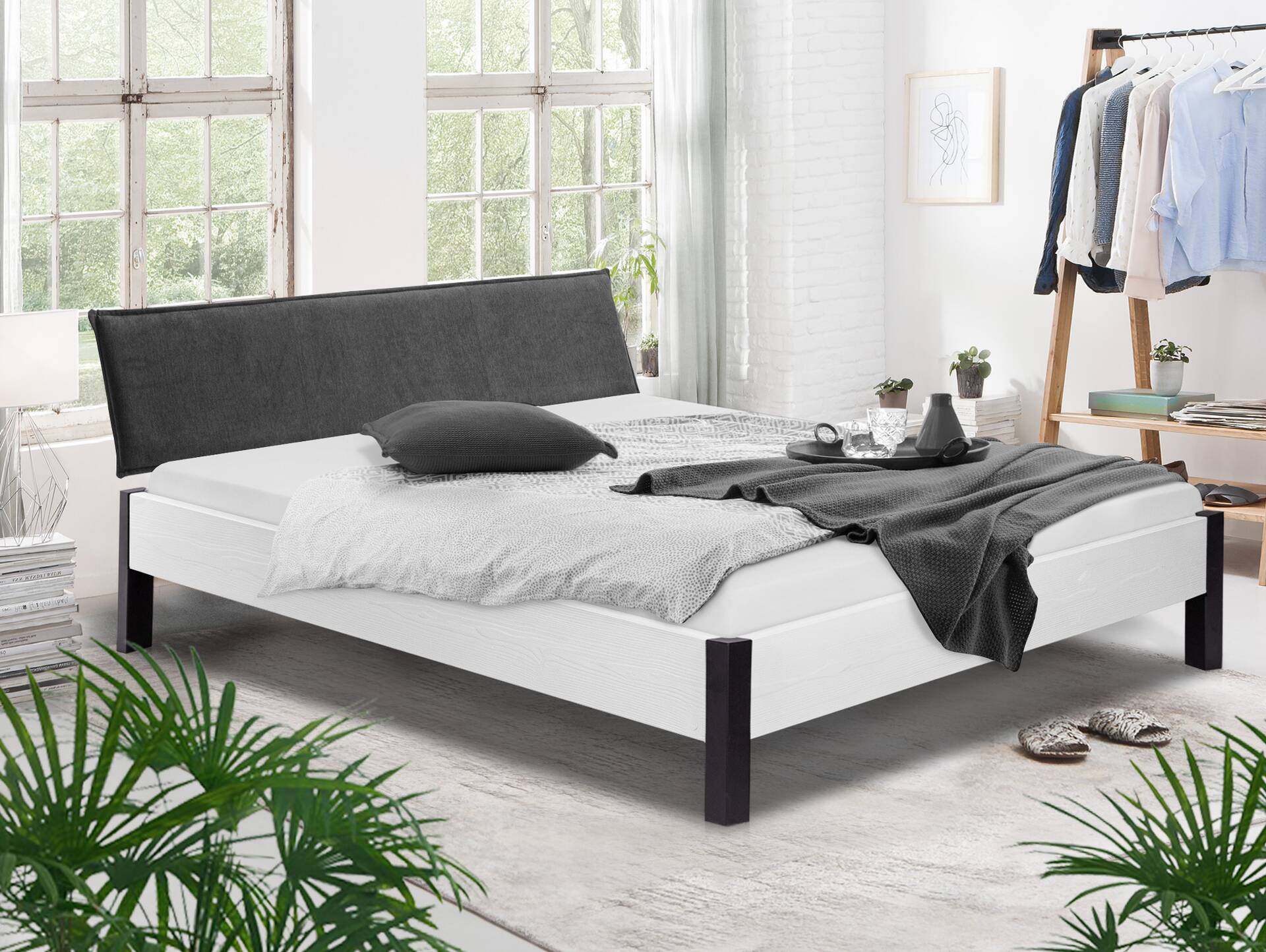 LUKY Bett Metallfuß, mit Polsterkopfteil, Material Massivholz, Fichte massiv 200 x 220 cm | weiss | Stoff Anthrazit