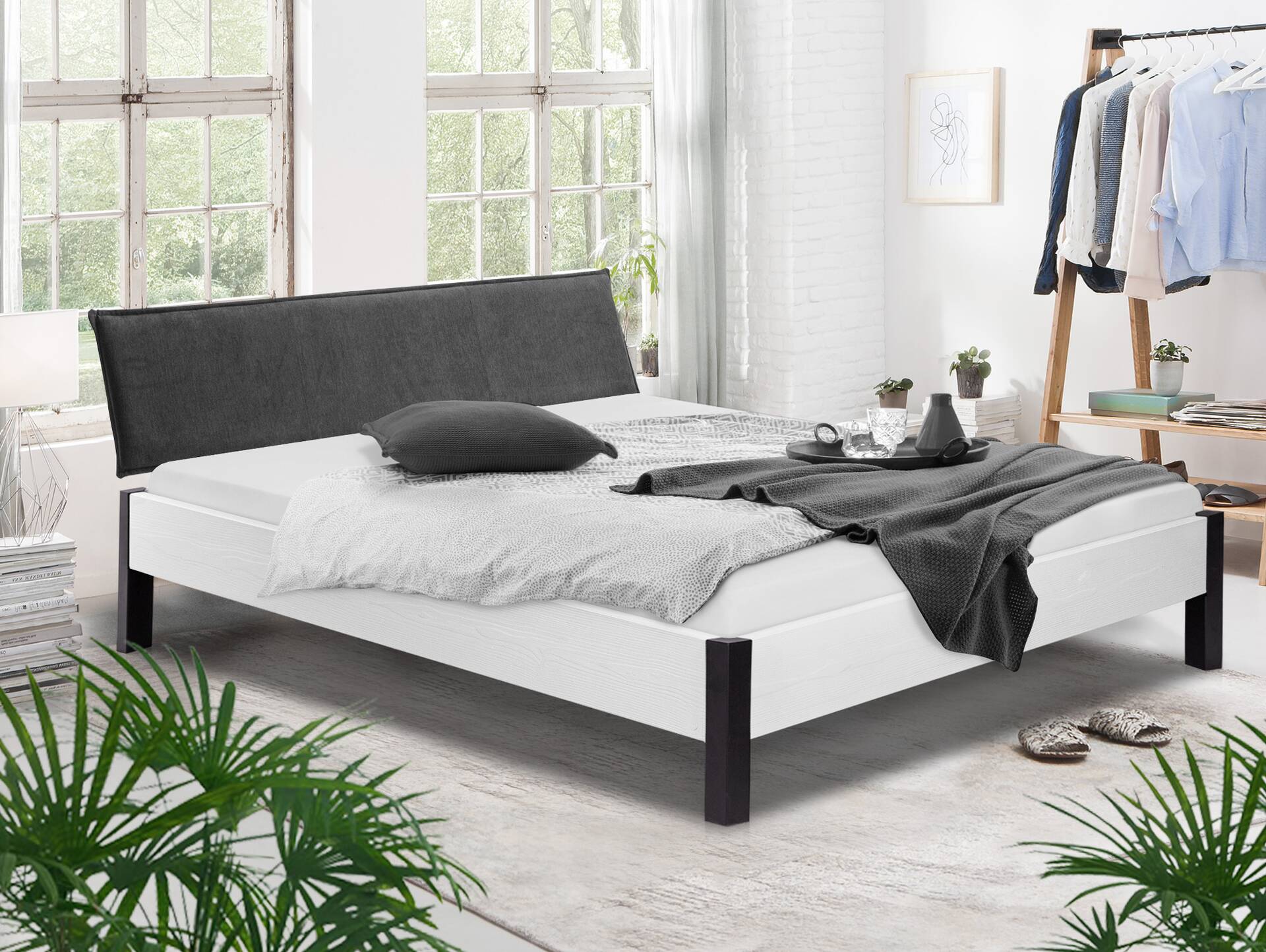 LUKY Bett mit Metallfuß, Material Massivholz, Fichte weiss, mit Polsterkopfteil 90 x 220 cm | Stoff Anthrazit