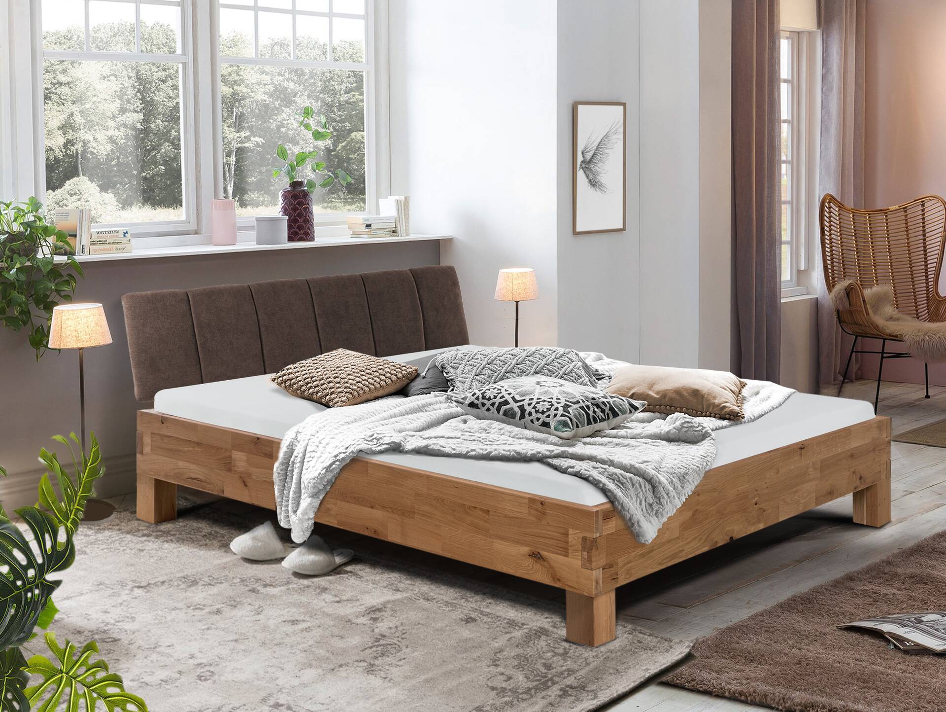 CORDINO 4-Fuß-Bett aus gebürsteter Eiche mit gestepptem Stoff-Kopfteil, Material Massivholz 200 x 200 cm | Eiche lackiert | Stoff Braun