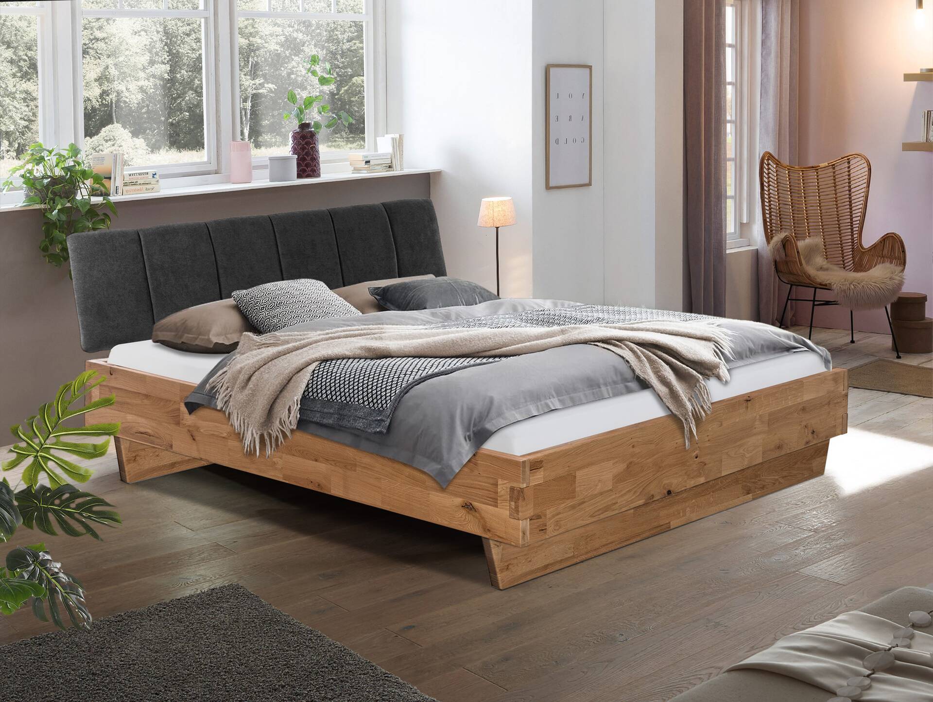 CORDINO Wangenbett aus Eiche mit Polsterkopfteil, Material Massivholz 180 x 220 cm | Eiche lackiert | Stoff Anthrazit mit Steppung | gebürstet