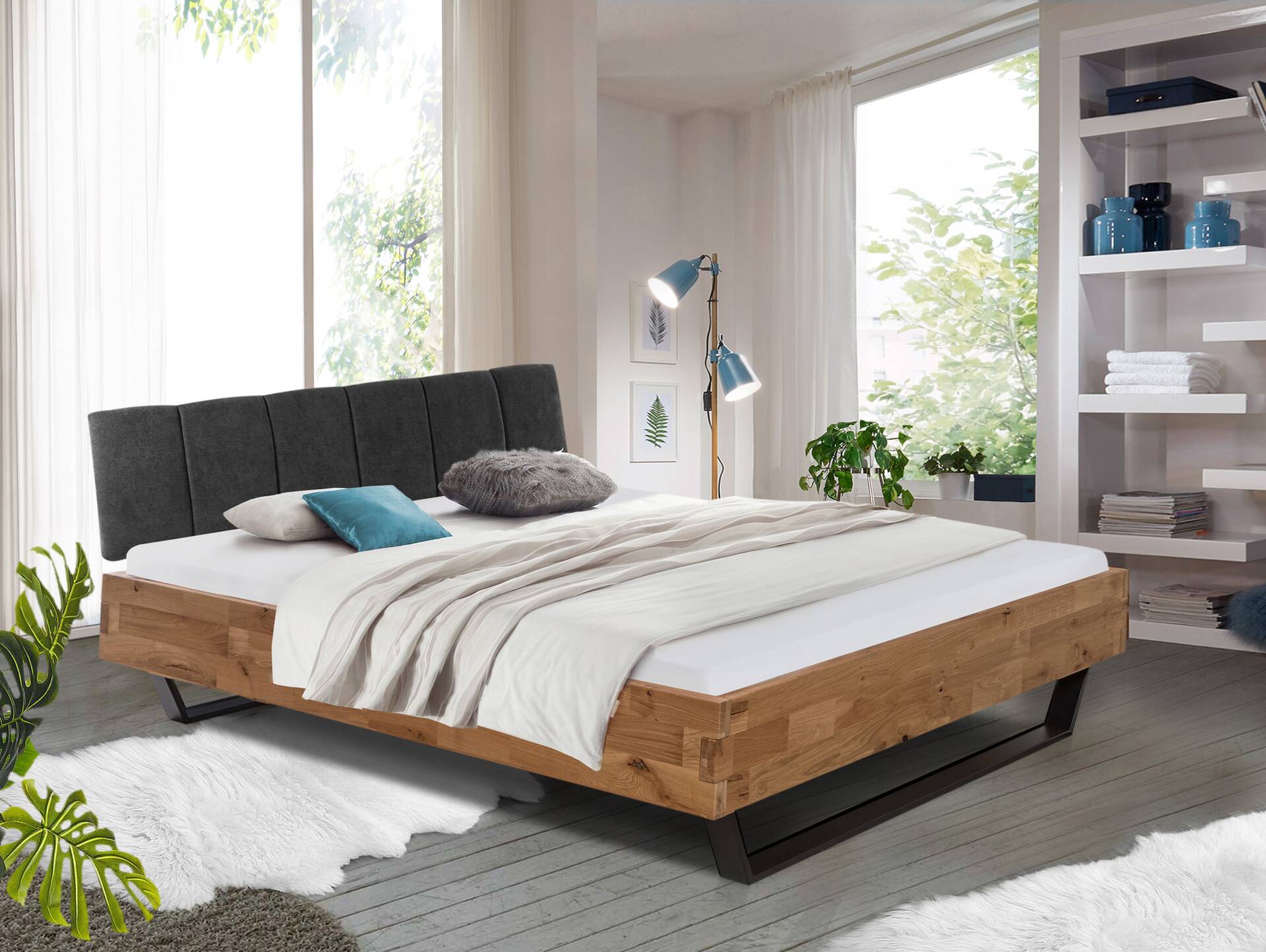 CORDINO Kufenbett aus Eiche mit Polsterkopfteil, Material Massivholz 160 x 200 cm | Eiche unbehandelt | Stoff Anthrazit mit Steppung | gebürstet