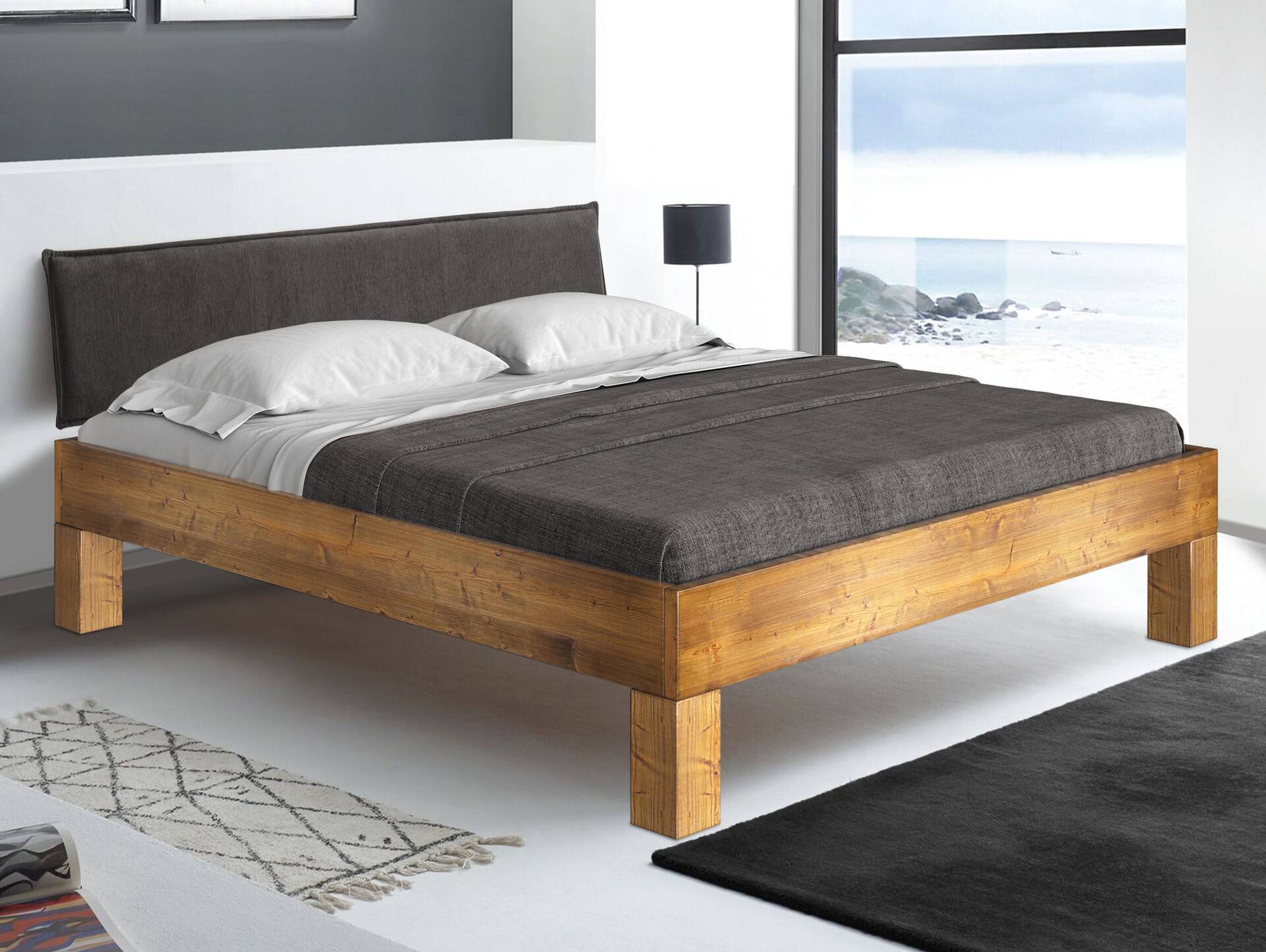 CURBY 4-Fuß-Bett mit Polsterkopfteil, Material Massivholz, rustikale Altholzoptik, Fichte 140 x 200 cm | vintage | Stoff Anthrazit ohne Steppung | Standardhöhe