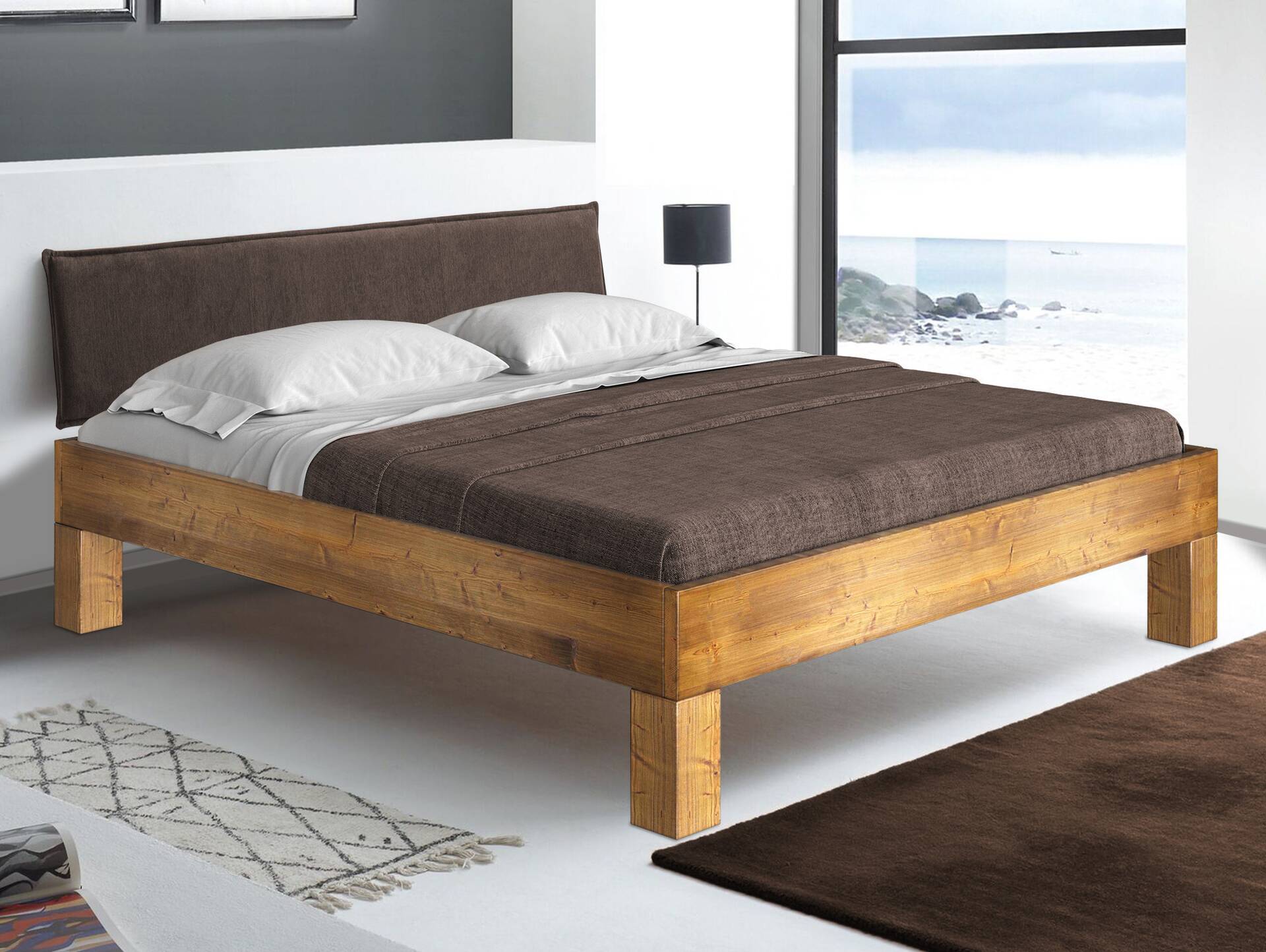 CURBY 4-Fuß-Bett mit Polsterkopfteil, Material Massivholz, rustikale Altholzoptik, Fichte 140 x 200 cm | vintage | Stoff Braun ohne Steppung | Standardhöhe