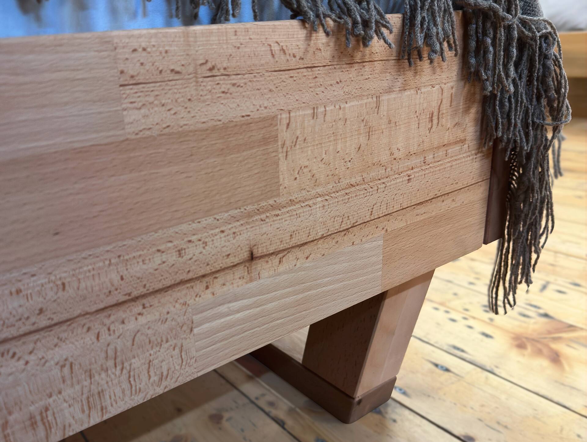 LÖWEN Holz-Kufenbett mit Polsterkopfteil, Material Massivholz 90 x 200 cm | Buche unbehandelt | Kunstleder Braun ohne Steppung
