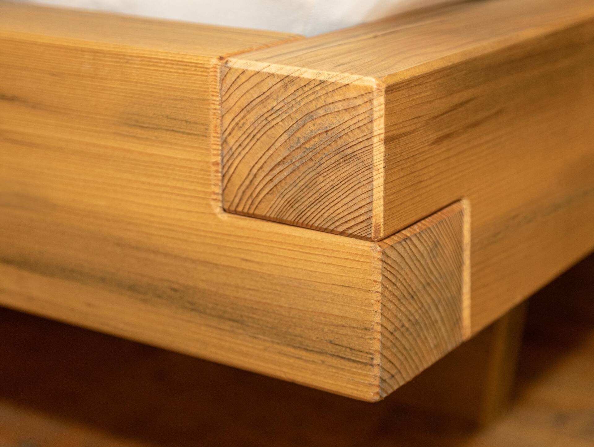 CURBY 4-Fuß-Balkenbett mit Kopfteil, Material Massivholz, Thermo-Fichte 180 x 220 cm | vintage | Standardhöhe