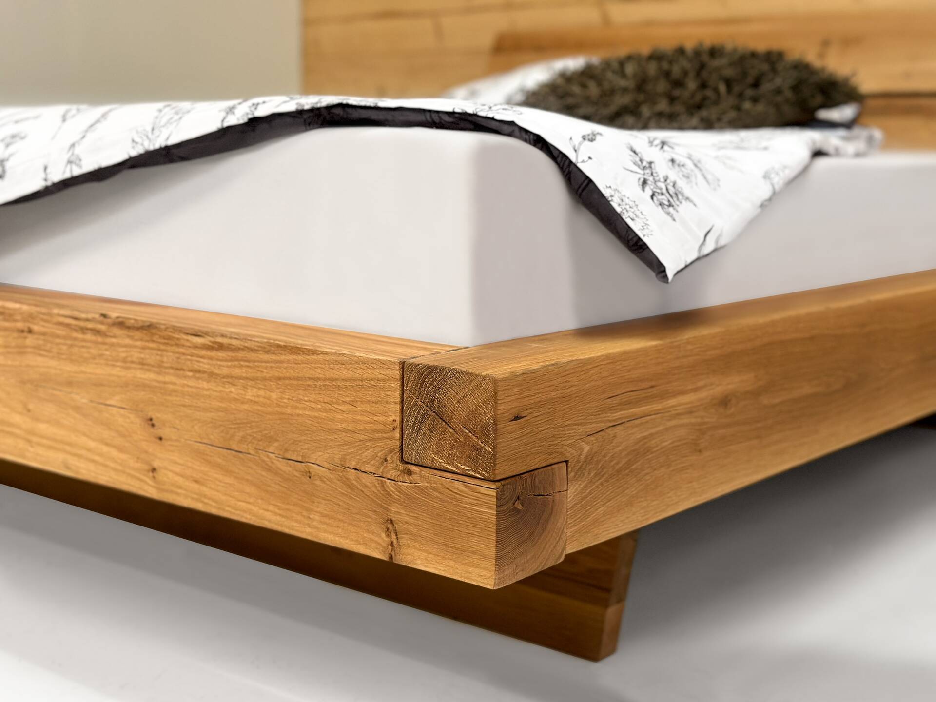 LIAS Balkenbett mit Polsterkopfteil, Wangenfuß, Material Massivholz, Eiche geölt 140 x 200 cm | Kunstleder Schwarz ohne Steppung