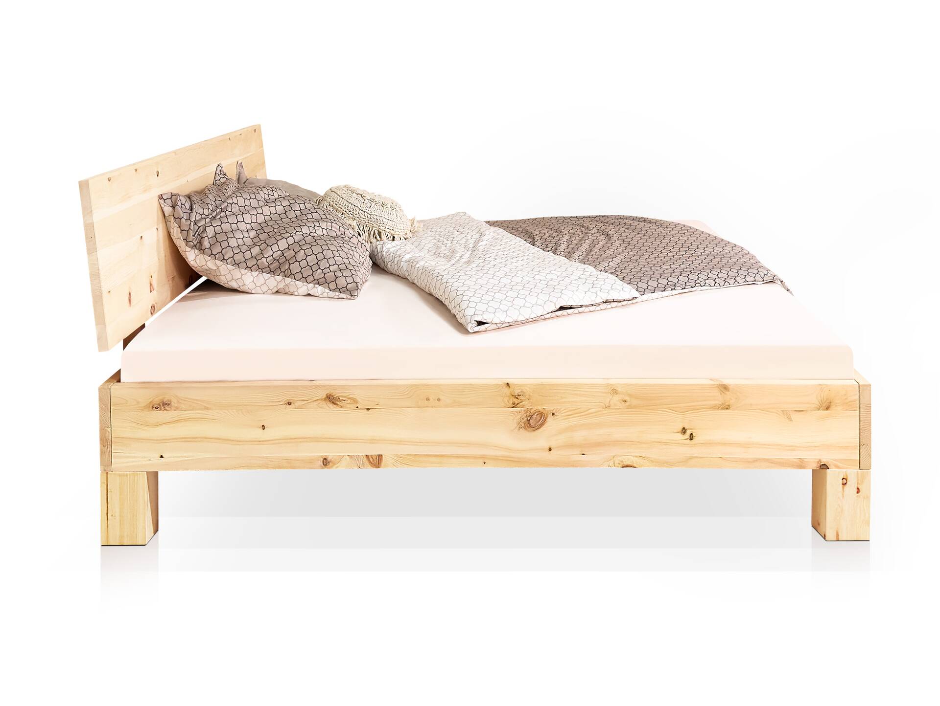 ZABINO 4-Fuß-Bett aus Zirbe, Material Massivholz, mit/ohne Holz-Kopfteil 180 x 220 cm | Zirbe unbehandelt | Standardhöhe | mit Kopfteil