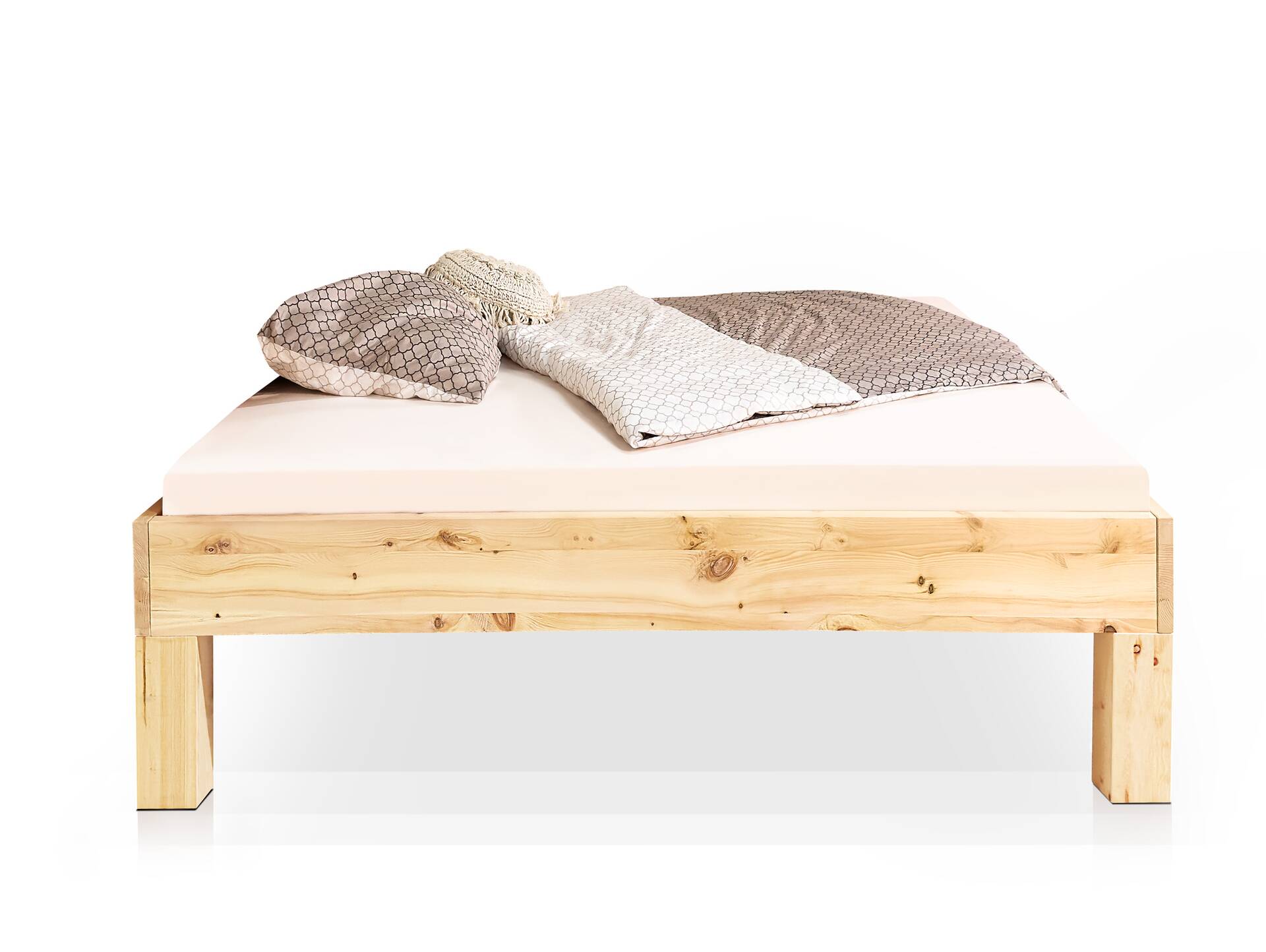 ZABINO 4-Fuß-Bett aus Zirbe, Material Massivholz, mit/ohne Holz-Kopfteil 90 x 200 cm | Zirbe unbehandelt | Komforthöhe | ohne Kopfteil