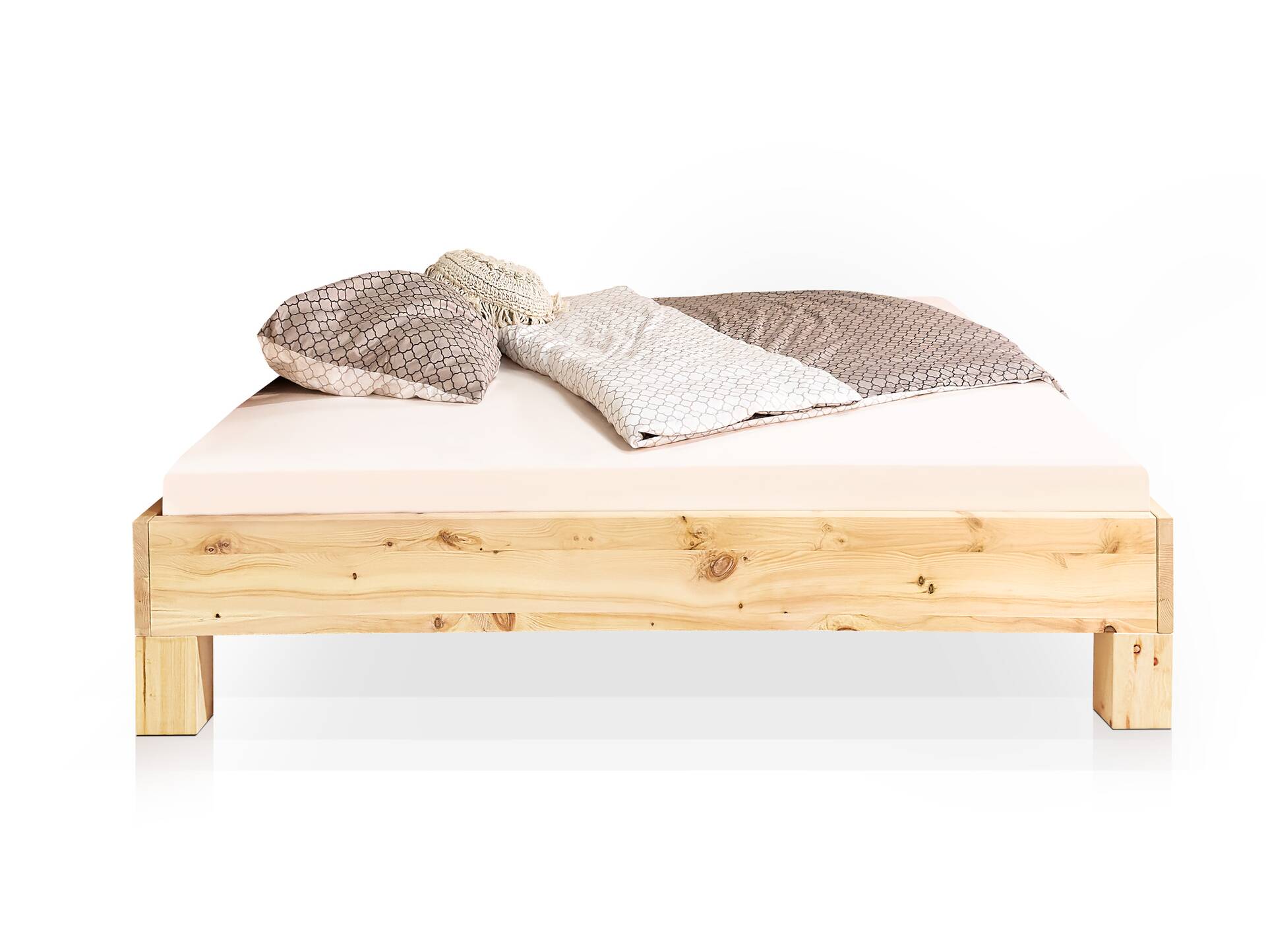 ZABINO 4-Fuß-Bett aus Zirbe, Material Massivholz, mit/ohne Holz-Kopfteil 120 x 200 cm | Zirbe unbehandelt | Standardhöhe | ohne Kopfteil