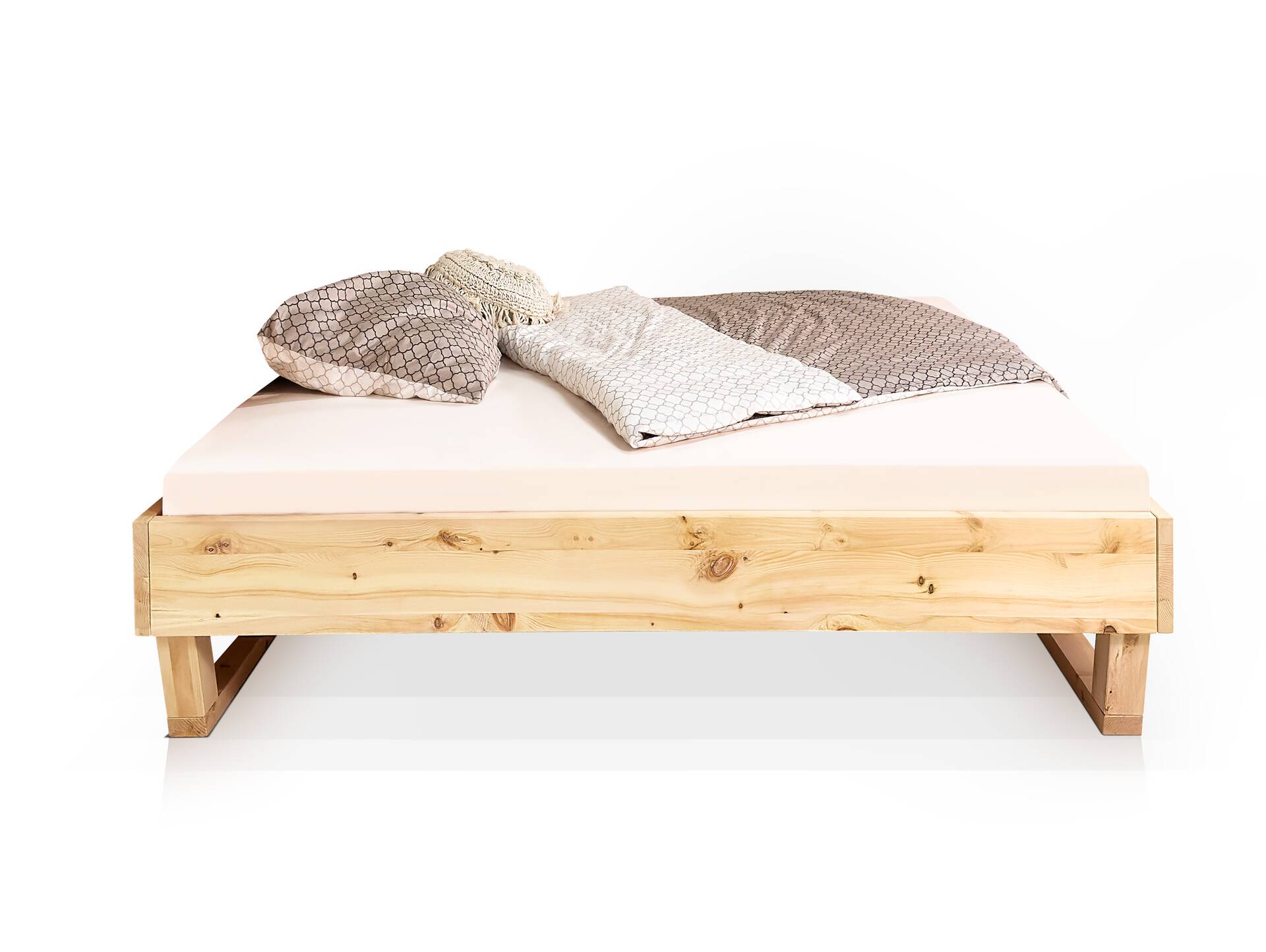 ZABINO Holz-Kufenbett aus Zirbe, Material Massivholz, mit/ohne Kopfteil 140 x 200 cm | Zirbe geölt | ohne Kopfteil