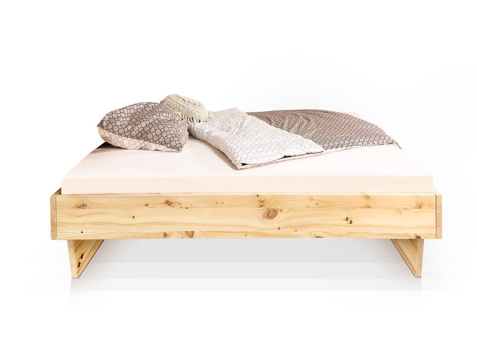 ZABINO Zirbenbett mit Wangenfuß, Material Massivholz, ohne Kopfteil 120 x 200 cm | Zirbe unbehandelt