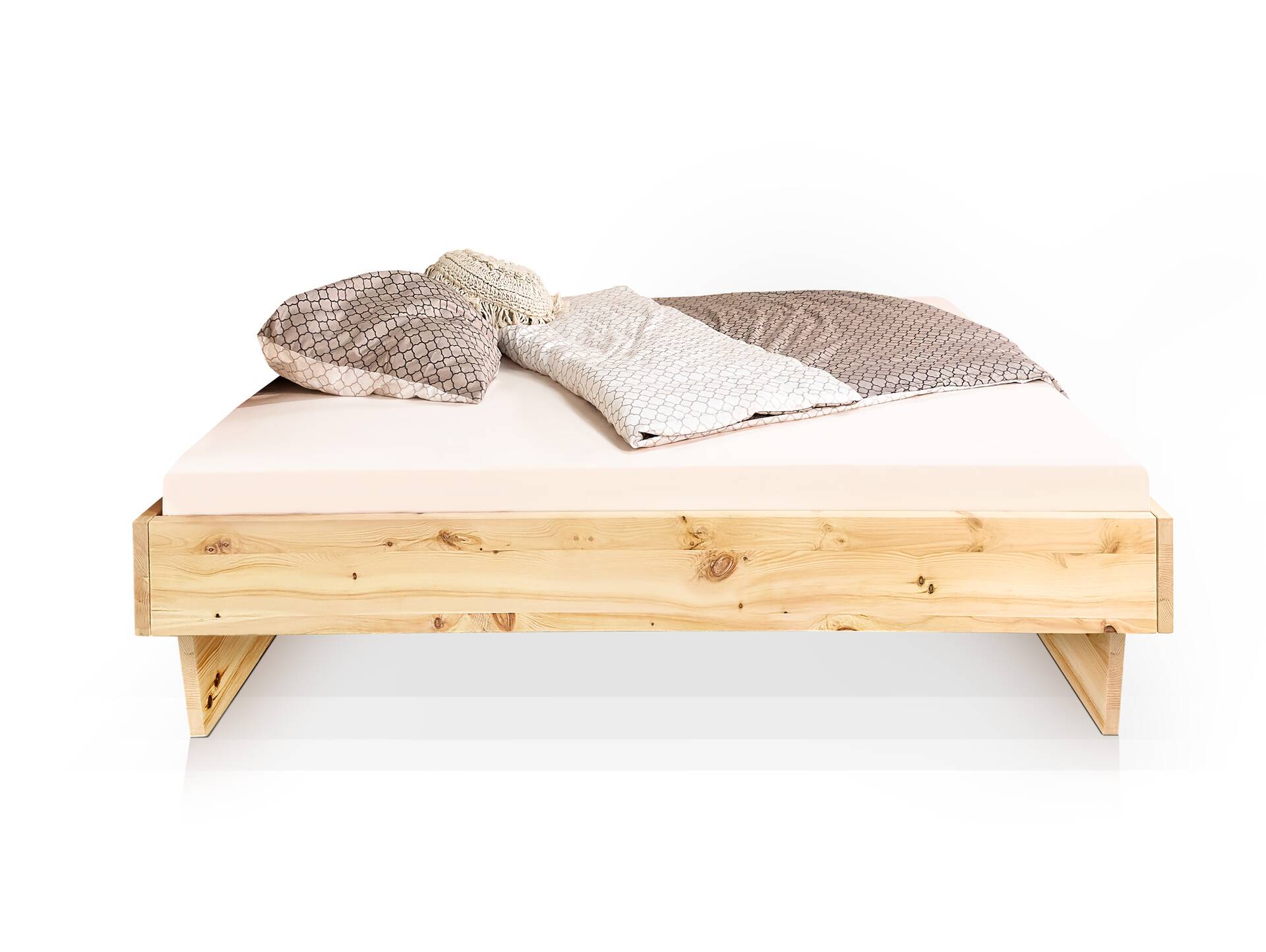 ZABINO Zirbenbett mit Wangenfuß, Material Massivholz, ohne Kopfteil 120 x 200 cm | Zirbe unbehandelt