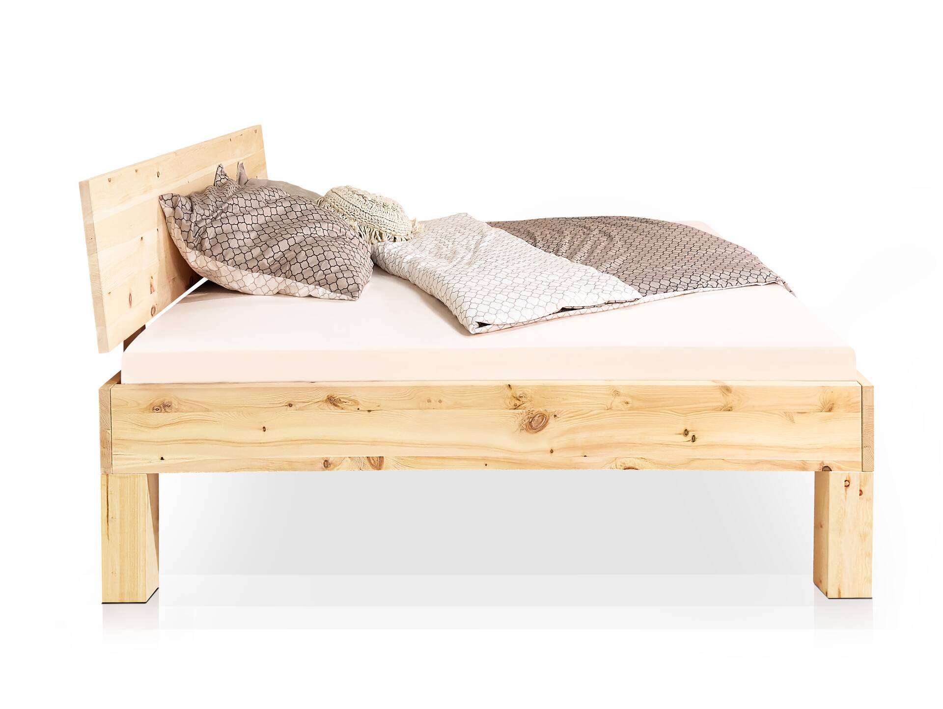 ZABINO 4-Fuß-Bett aus Zirbe, Material Massivholz, mit/ohne Holz-Kopfteil 180 x 220 cm | Zirbe unbehandelt | Komforthöhe | mit Kopfteil