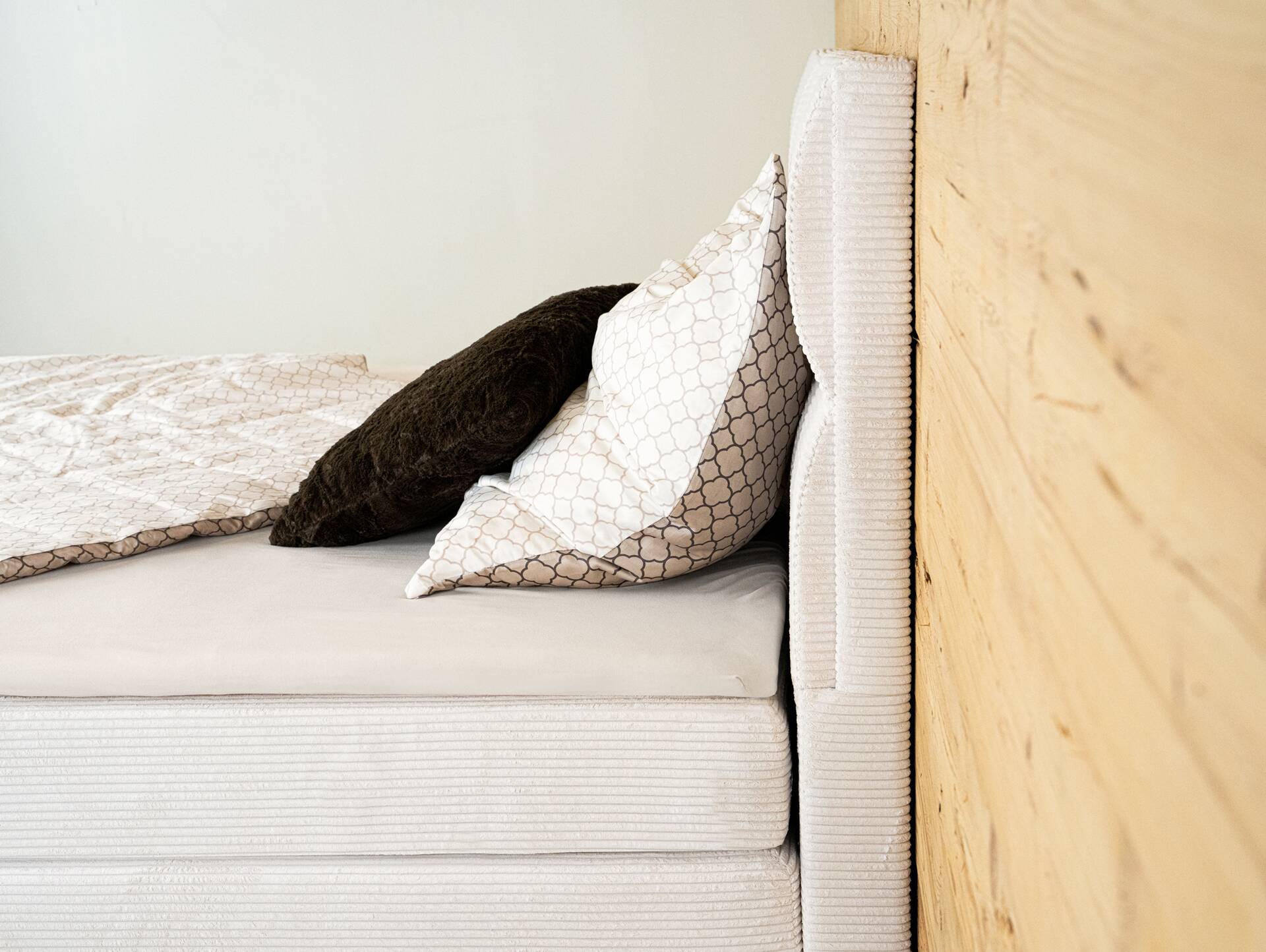 VANILLA Boxspringbett mit Bettkasten und inkl. Toppermatratze, Härtegrad 2/3, Bezug Cordstoff, Cremefarbig 180 x 200 cm