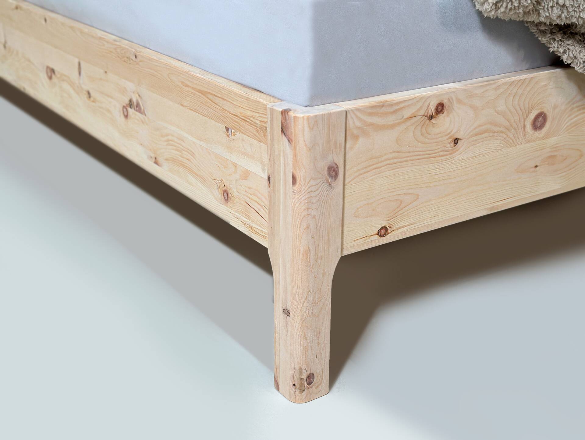 ZANDOR 4-Fuß-Zirbenbett mit Kopfteil, Material Massivholz 120 x 200 cm