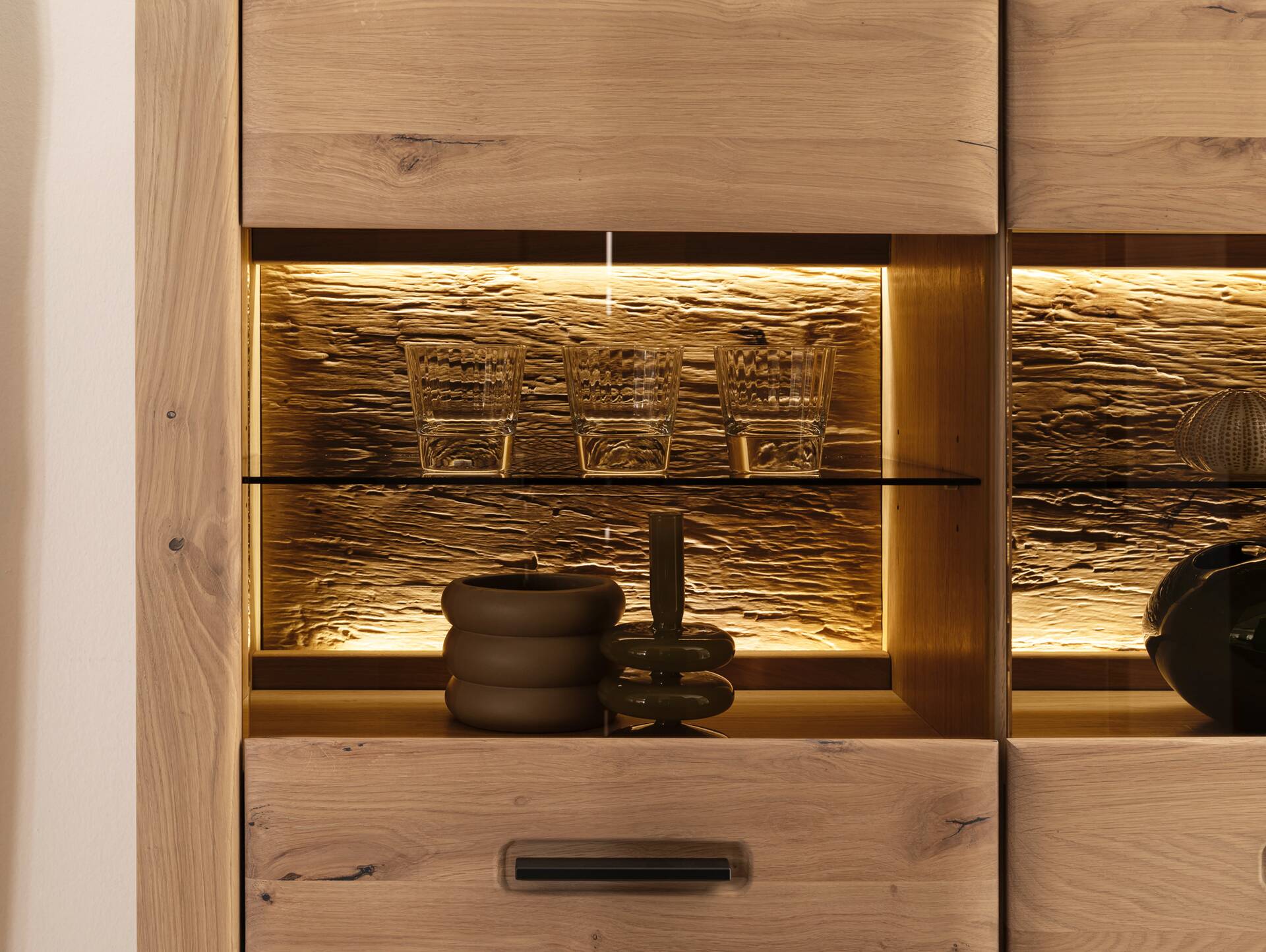 ASKARO Vitrine, Material Teilmassiv, Balkeneiche geölt 