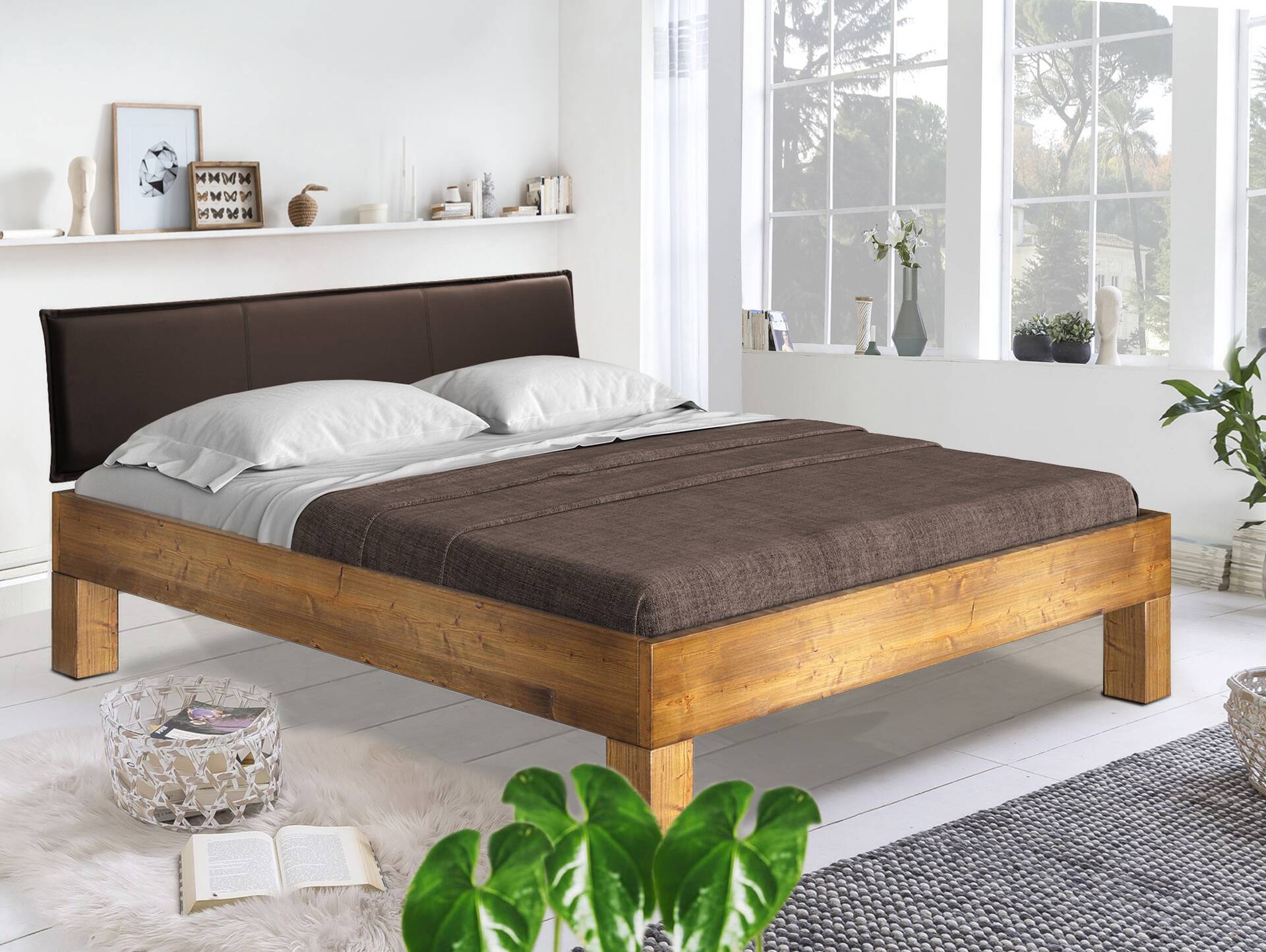 CURBY 4-Fuß-Bett mit Polsterkopfteil, Material Massivholz, rustikale Altholzoptik, Fichte 140 x 200 cm | vintage | Kunstleder Braun ohne Steppung | Standardhöhe
