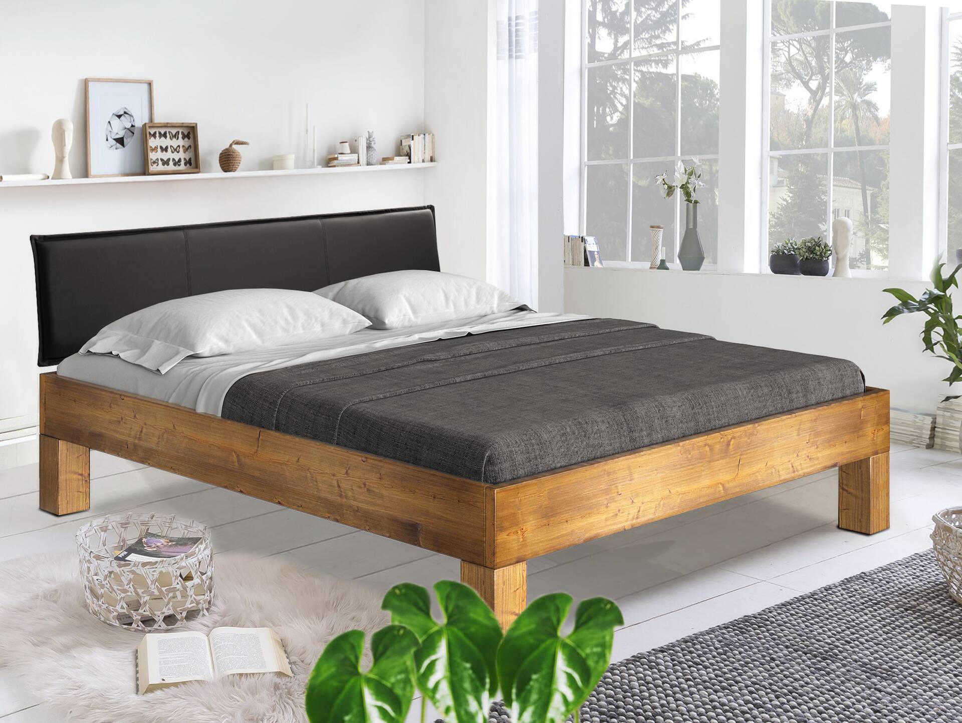 CURBY 4-Fuß-Bett mit Polsterkopfteil, Material Massivholz, rustikale Altholzoptik, Fichte 140 x 200 cm | vintage | Kunstleder Schwarz ohne Steppung | Standardhöhe