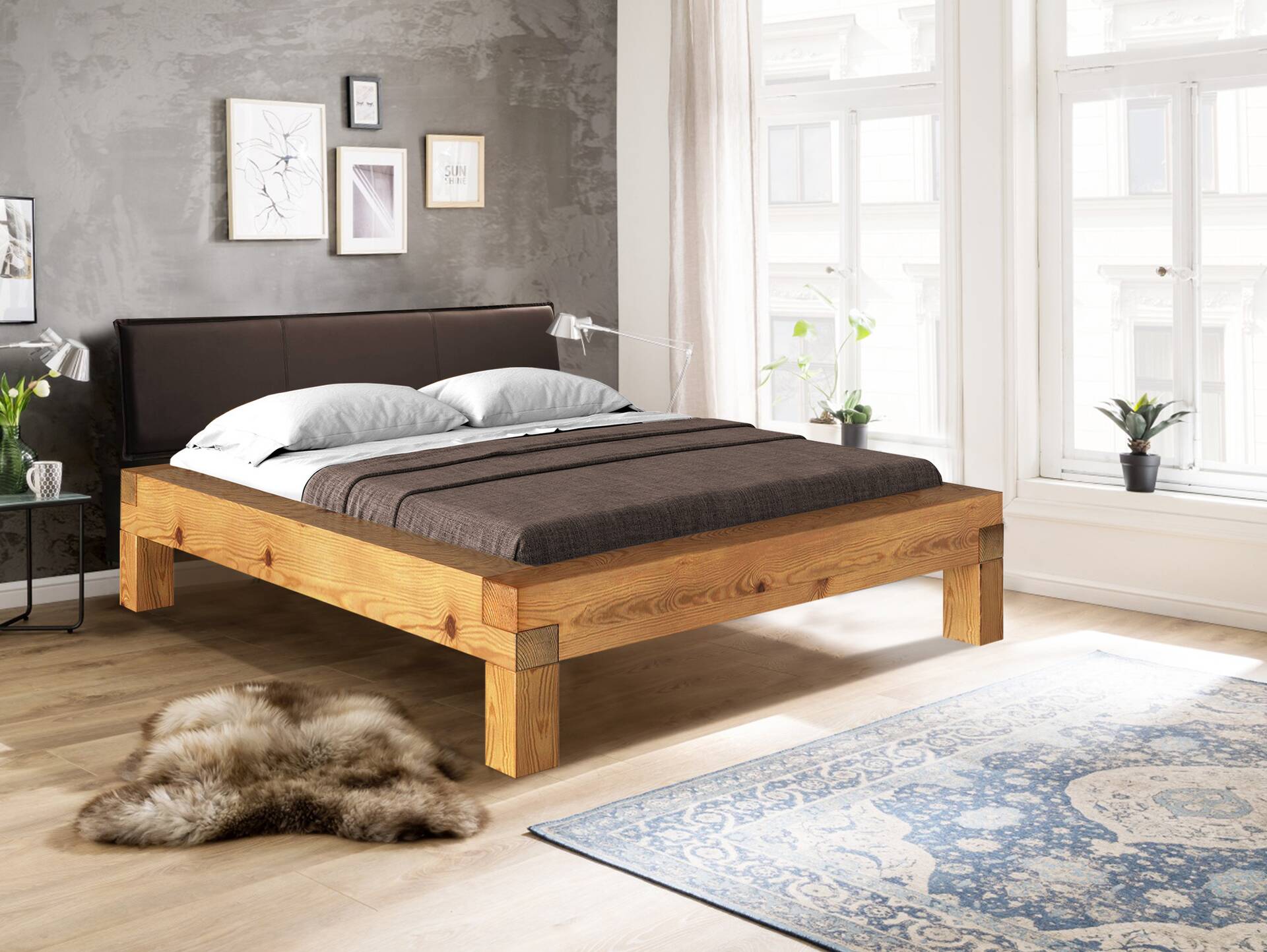 CURBY 4-Fuß-Balkenbett mit Polsterkopfteil, Material Massivholz, Thermo-Fichte 140 x 200 cm | natur | Kunstleder Braun | Standardhöhe