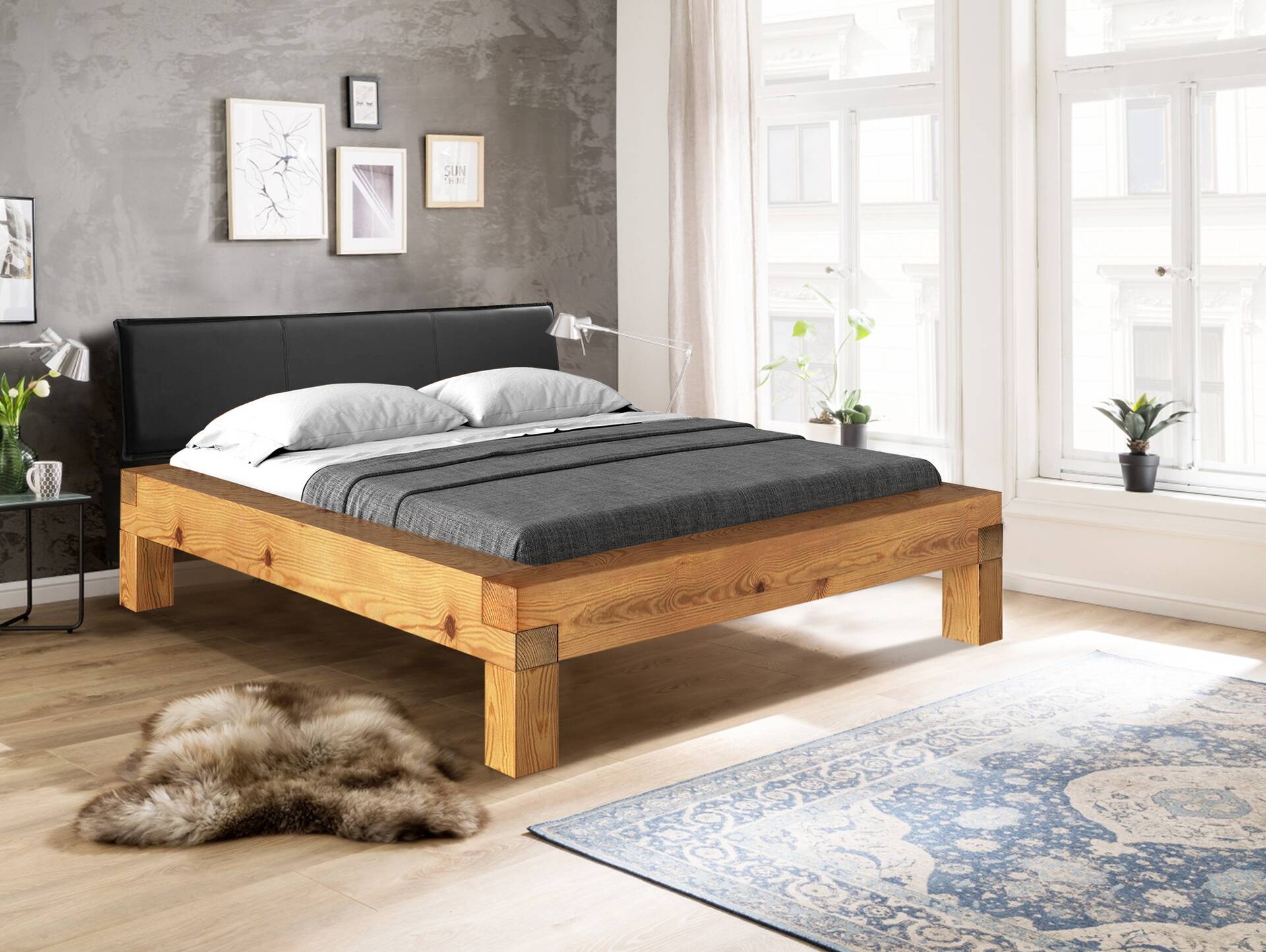 CURBY 4-Fuß-Balkenbett mit Polsterkopfteil, Material Massivholz, Thermo-Fichte 140 x 200 cm | natur | Kunstleder Schwarz | Standardhöhe