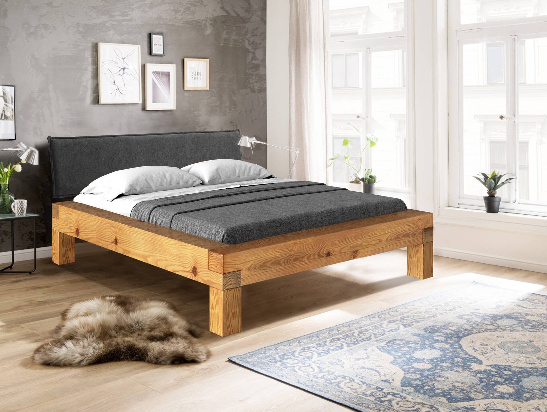 CURBY 4-Fuß-Balkenbett mit Polsterkopfteil, Material Massivholz, Thermo-Fichte 140 x 200 cm | natur | Stoff Anthrazit | Standardhöhe