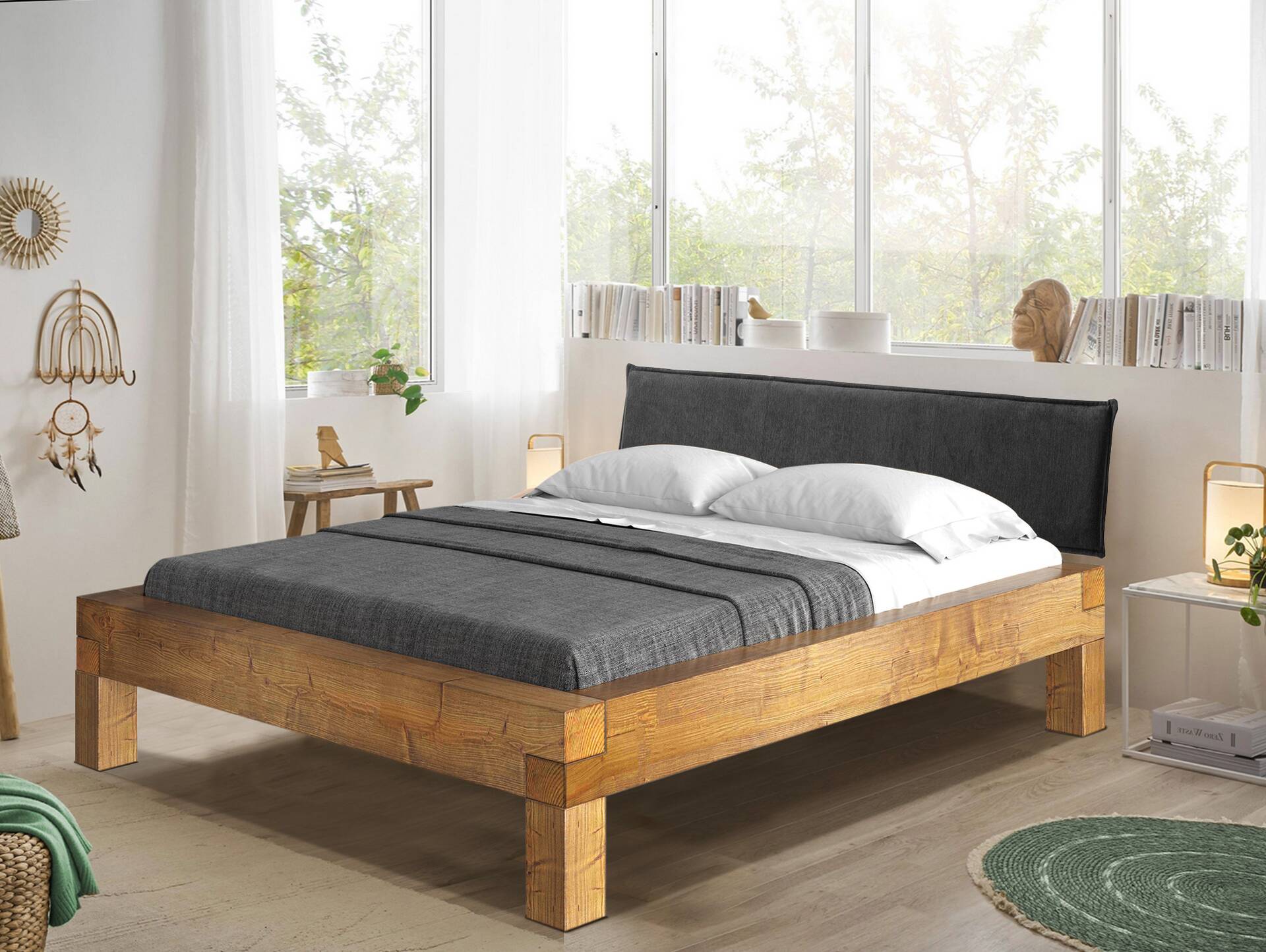 CURBY 4-Fuß-Balkenbett mit Polsterkopfteil, Material Massivholz, Thermo-Fichte 200 x 220 cm | natur | Stoff Anthrazit | Standardhöhe