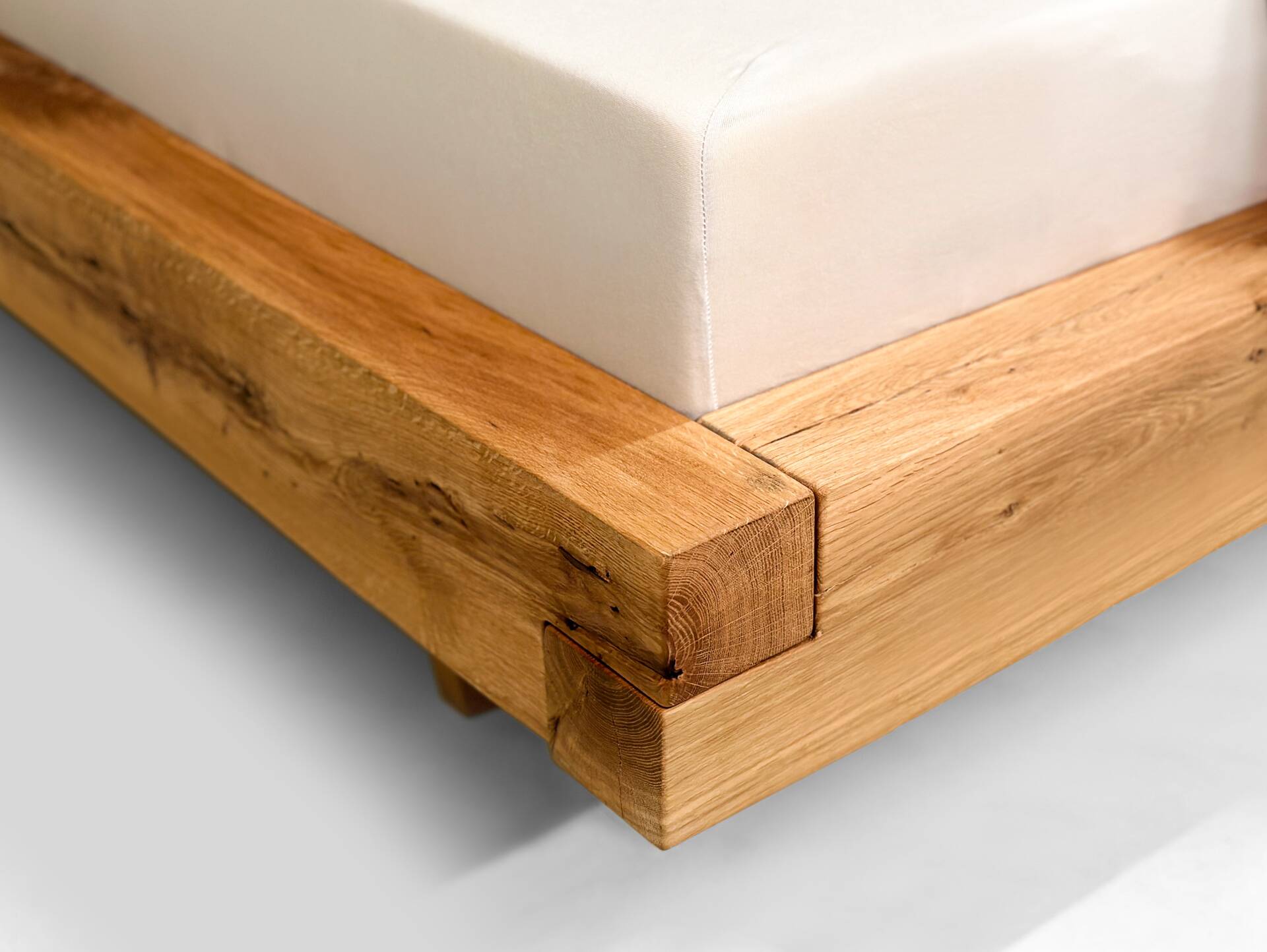 LIAS Balkenbett mit Polsterkopfteil, Holz-Kufenfuß, Material Massivholz, Eiche geölt 140 x 200 cm | Kunstleder Braun ohne Steppung