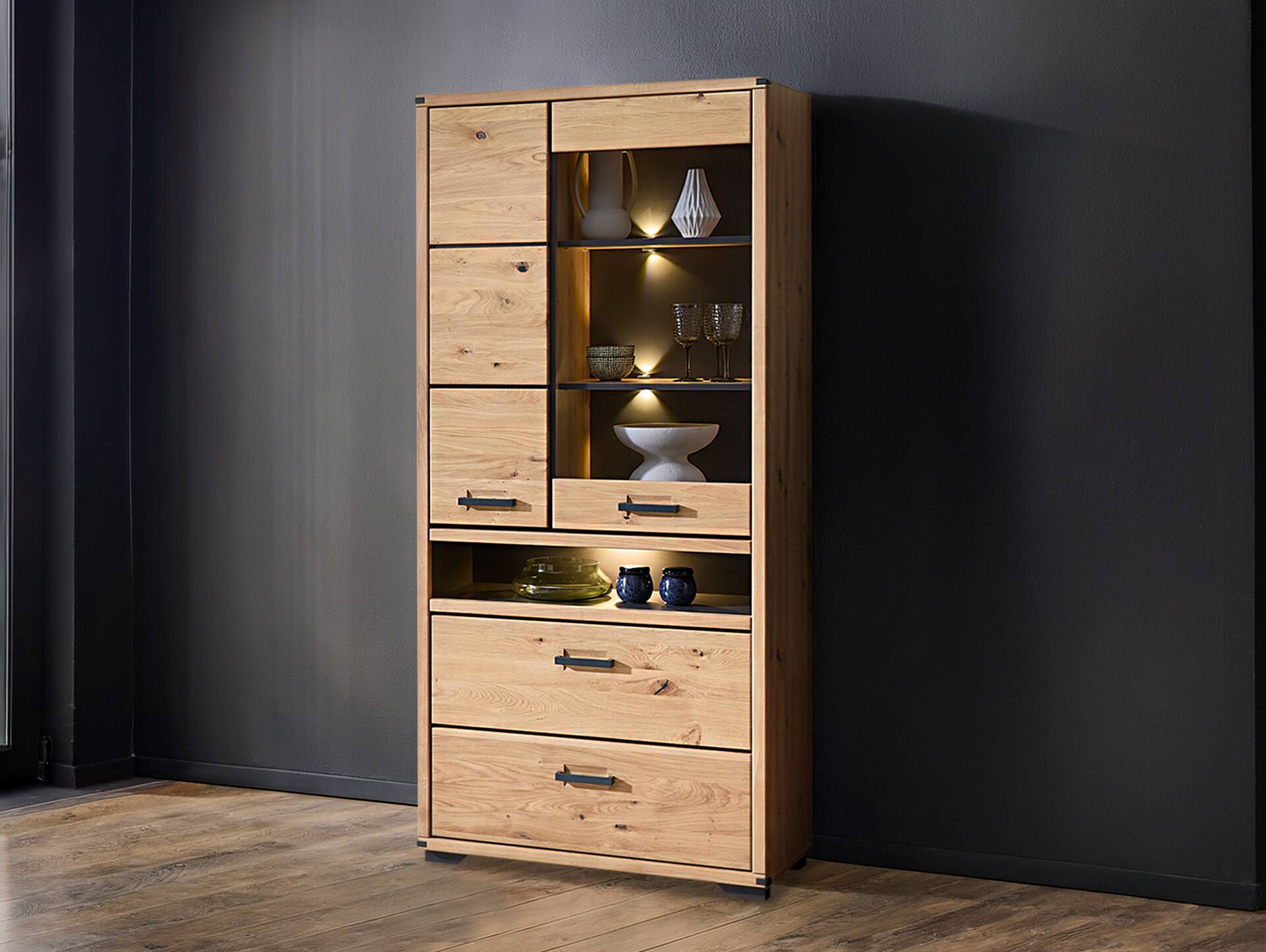 GOJA Vitrine I, Material teilmassiv, Artisan Wildeiche/graphitfarbig 