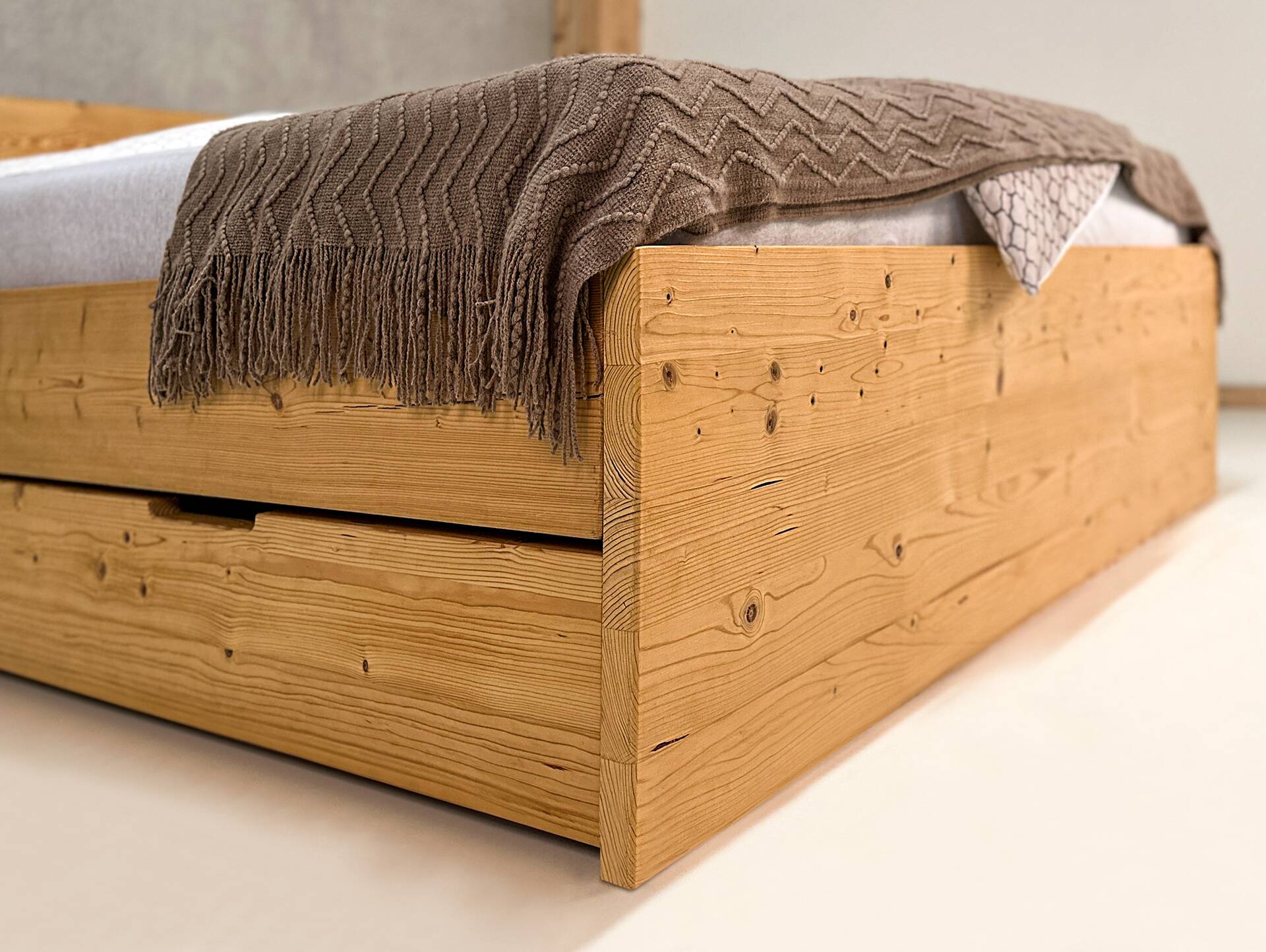 CHICO Stauraumbett mit Polsterkopfteil, Material Massivholz, rustikale Altholzoptik, Fichte 90 x 200 cm | natur | einseitig (2x Schubkasten) | Kunstleder Schwarz
