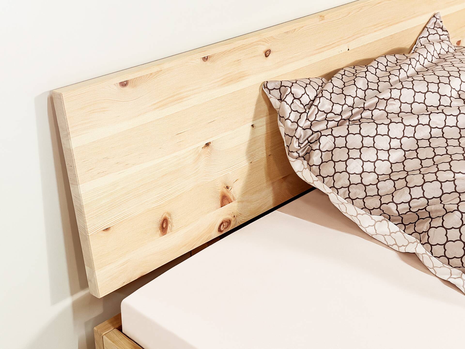 ZABINO 4-Fuß-Bett aus Zirbe, Material Massivholz, mit/ohne Holz-Kopfteil 90 x 200 cm | Zirbe unbehandelt | Standardhöhe | mit Kopfteil