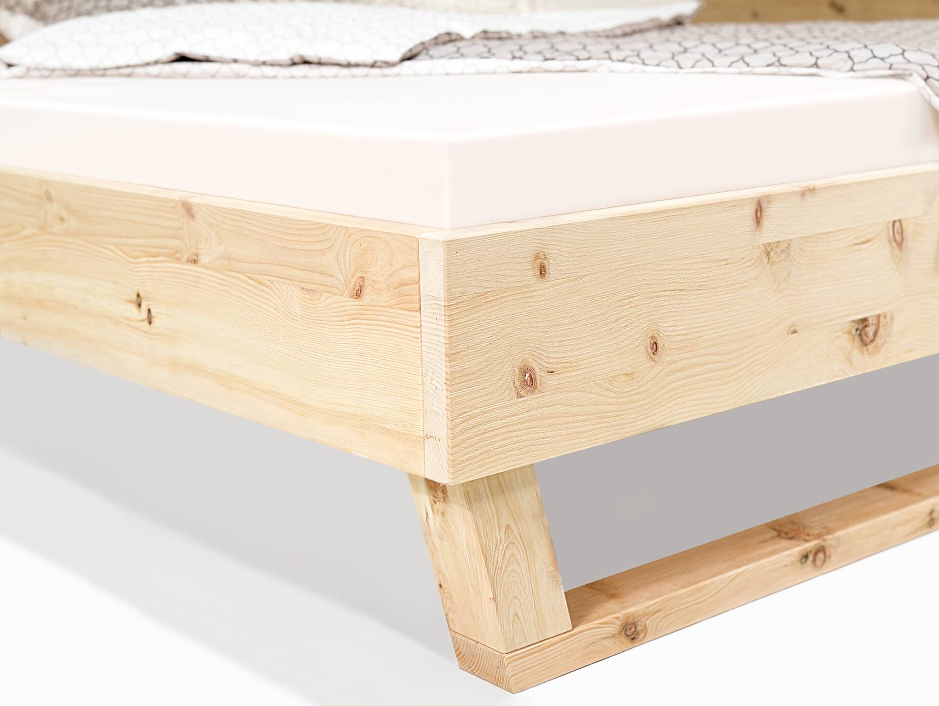 ZABINO Holz-Kufenbett aus Zirbe, Material Massivholz, ohne Kopfteil 120 x 200 cm | Zirbe unbehandelt