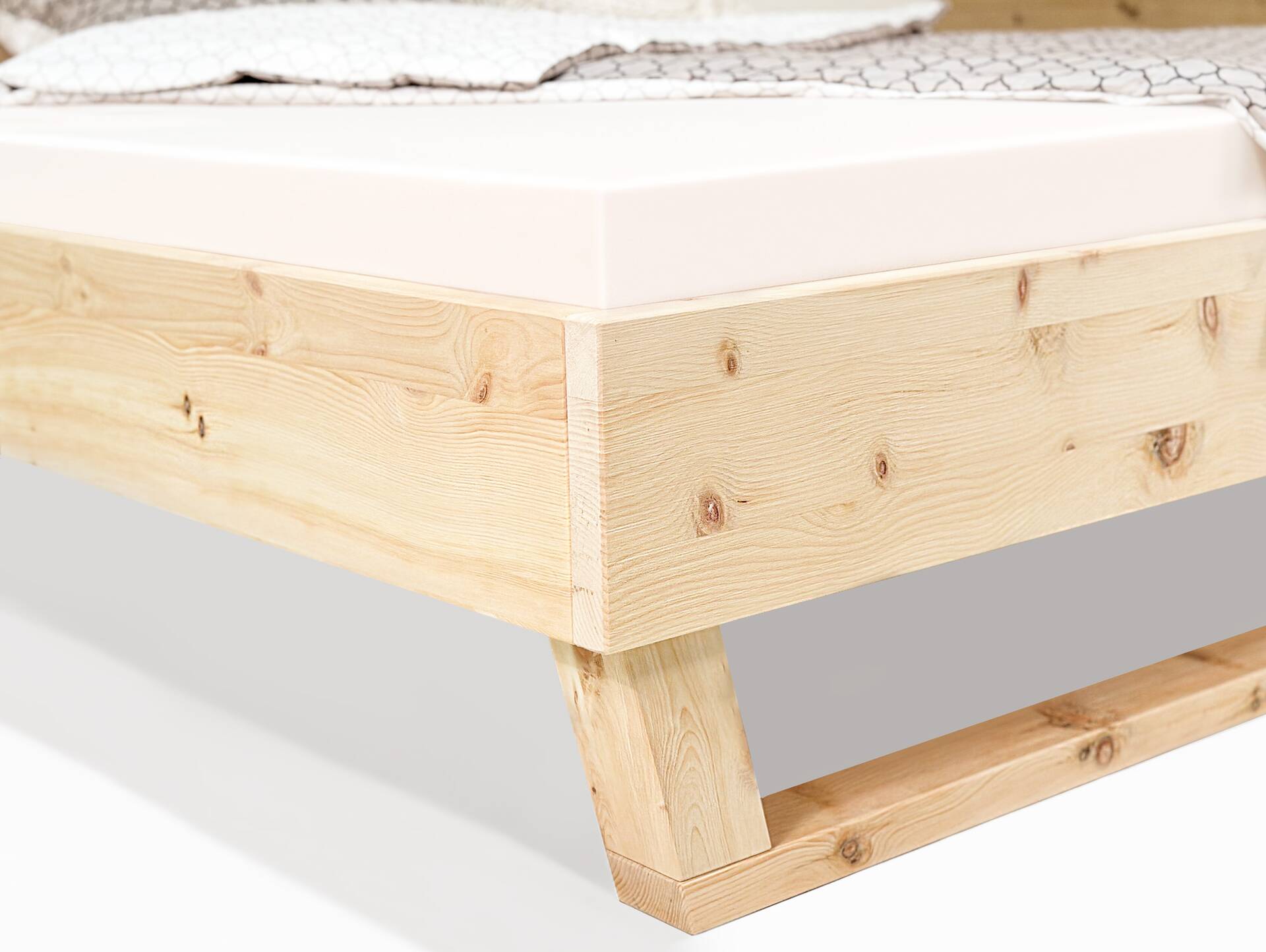ZABINO Holz-Kufenbett aus Zirbe, Material Massivholz, mit/ohne Kopfteil 180 x 220 cm | Zirbe geölt | ohne Kopfteil