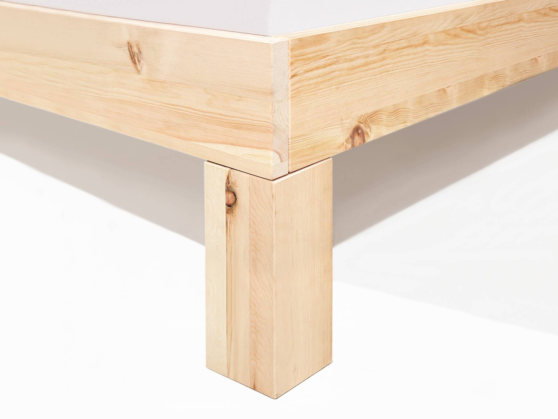 ZABINO 4-Fuß-Bett aus Zirbe, Material Massivholz, mit/ohne Holz-Kopfteil 180 x 200 cm | Zirbe unbehandelt | Komforthöhe | ohne Kopfteil