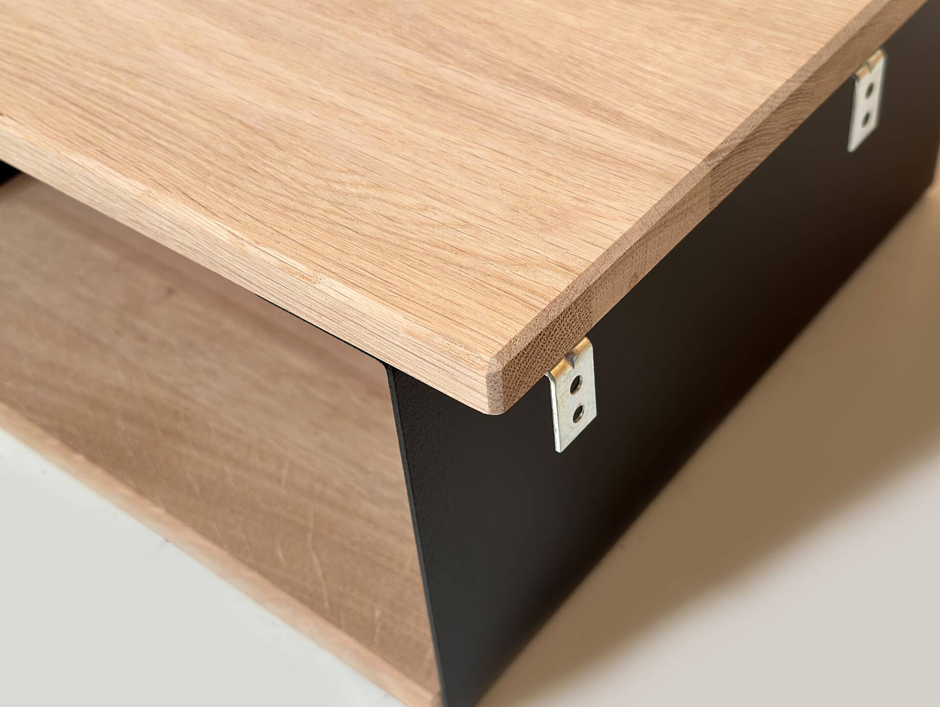 DAKONA Hängenachtkommode, Material Massivholz/Metall Wildeiche geölt