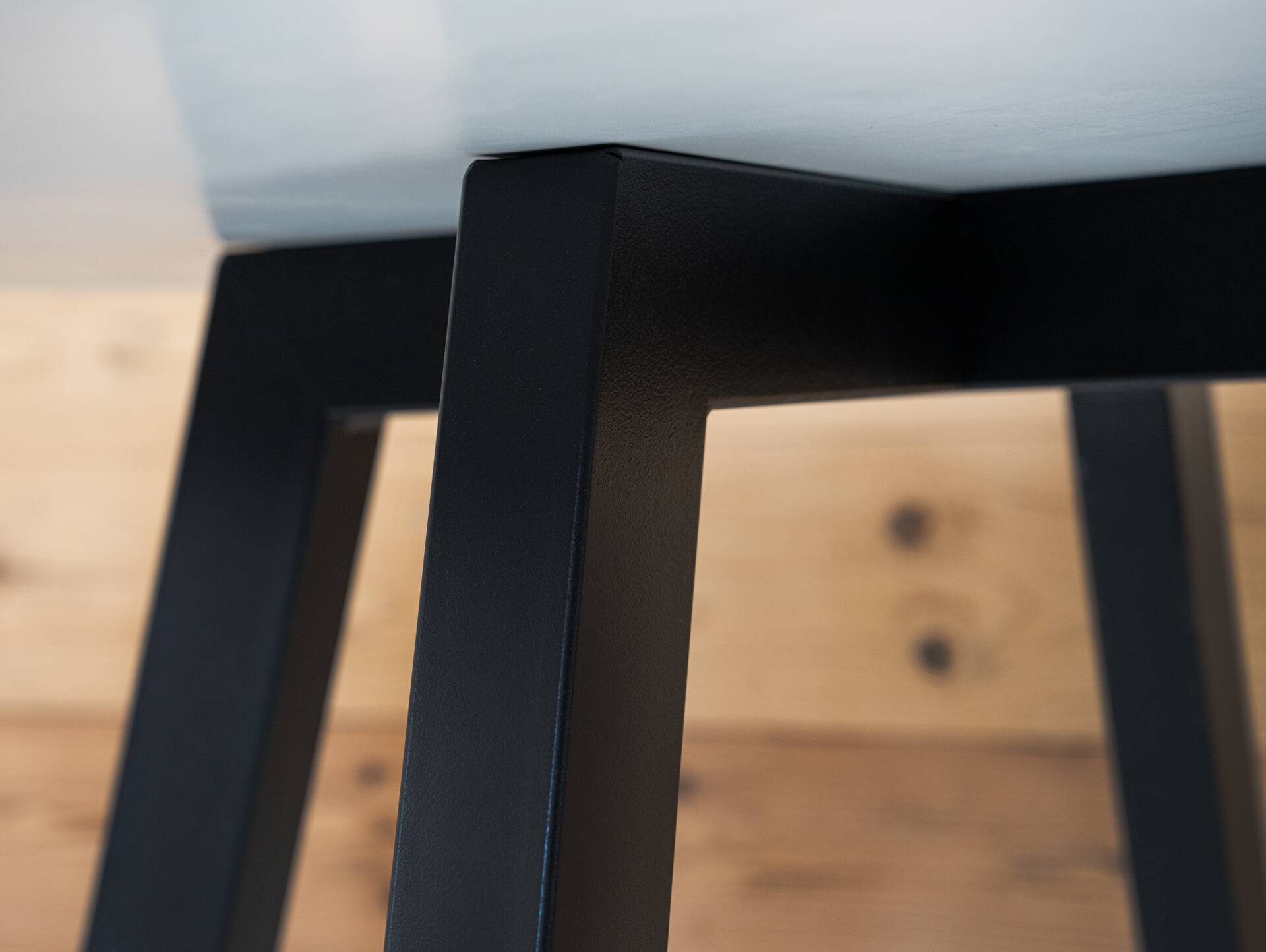 Levent Esstisch rund, Material HPL / Metall 80 cm | Eichefarbig