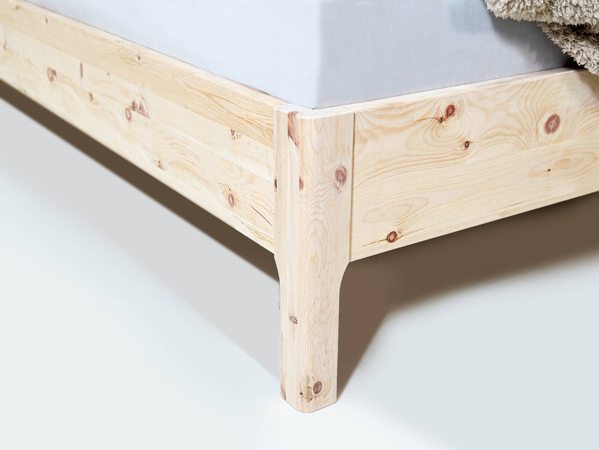 ZANDOR 4-Fuß-Zirbenbett mit Kopfteil aus Leinenstoff, Material Massivholz 120 x 200 cm | Leinenstoff Grau