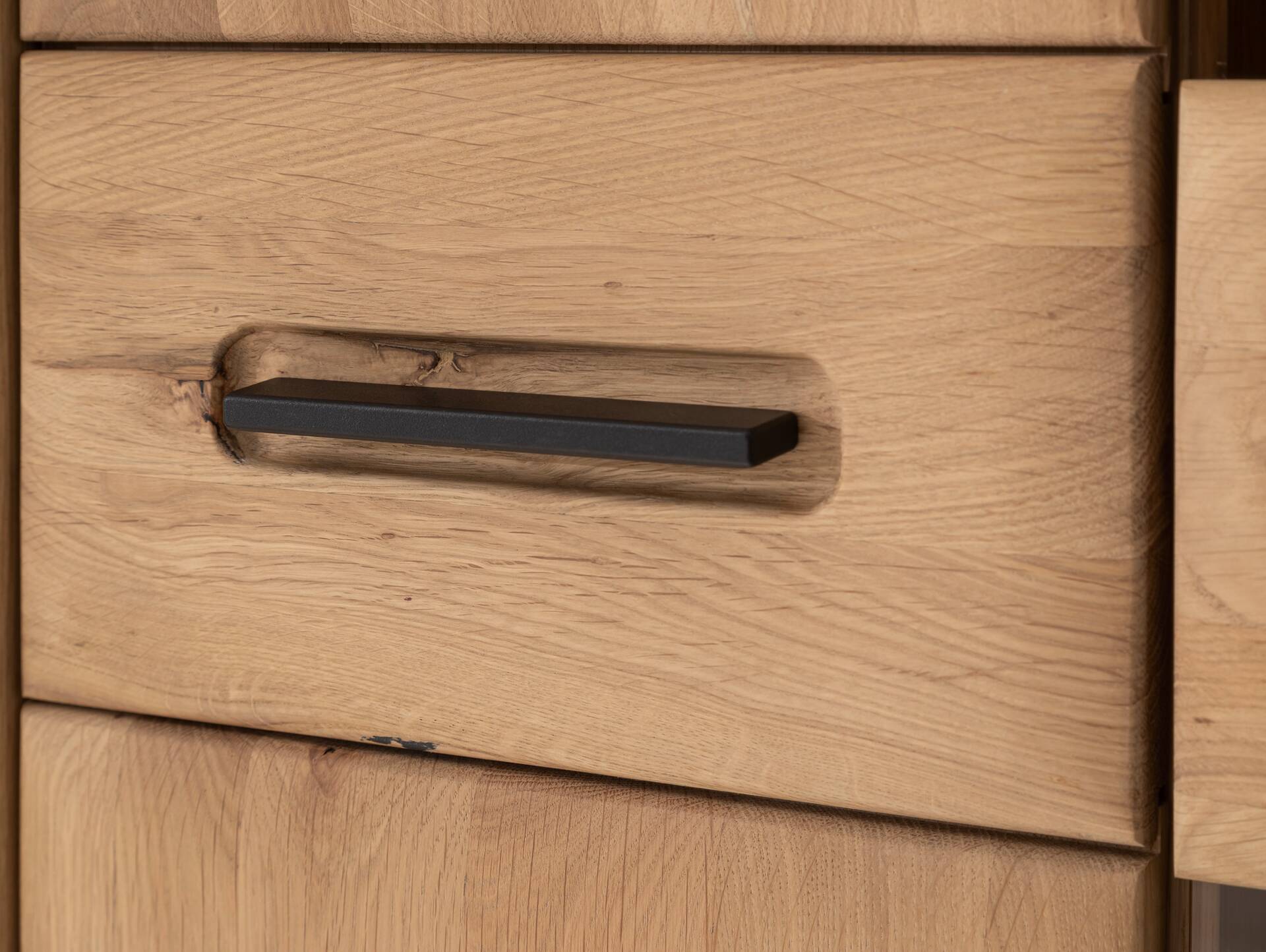 ASKARO Vitrine, Material Teilmassiv, Balkeneiche geölt 