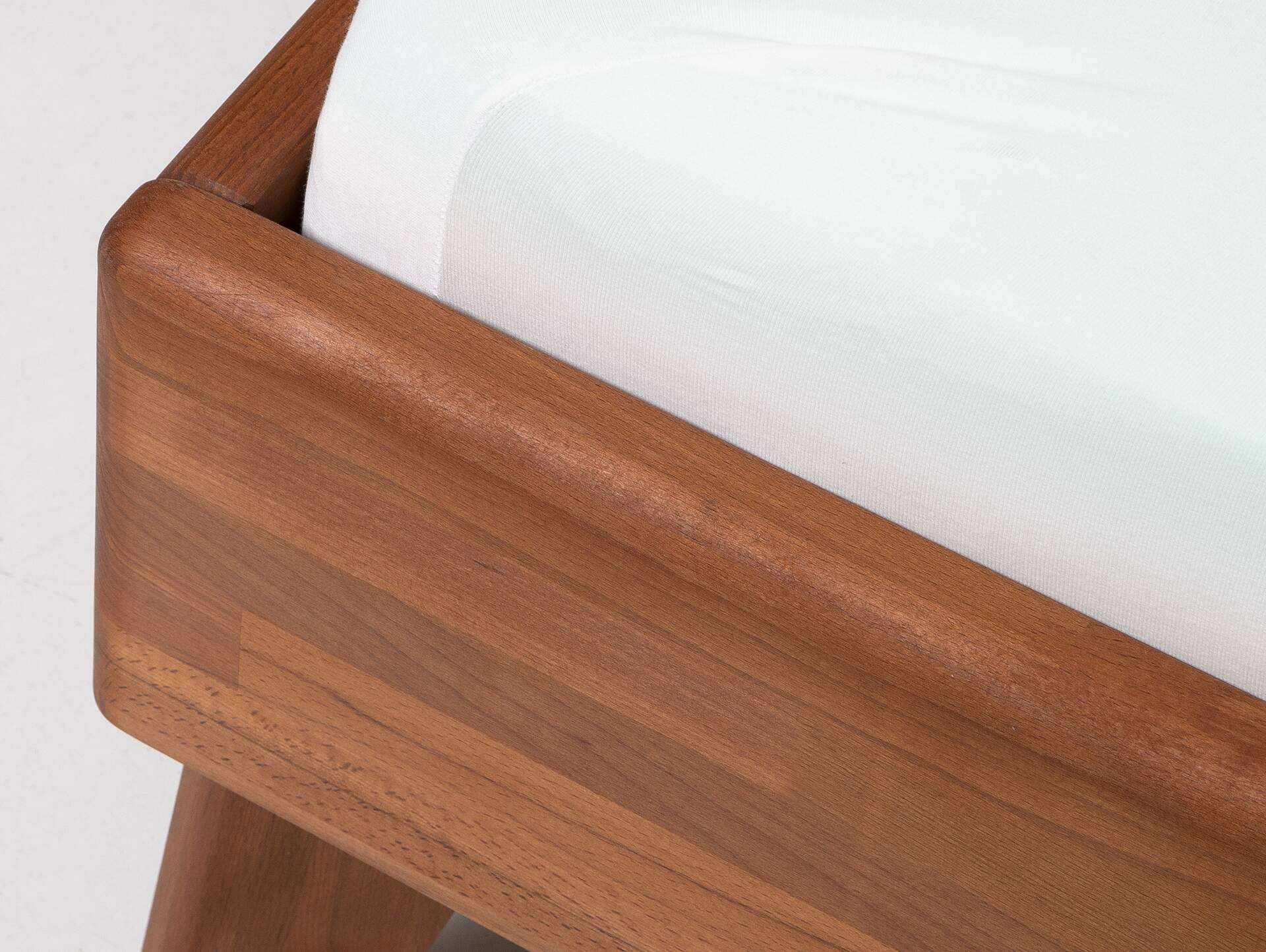 CALIDO 4-Fuß-Bett mit Polster-Kopfteil, Material Massivholz 160 x 200 cm | Buche nussbaumfarbig gedämpft | Stoff Braun | Standardhöhe