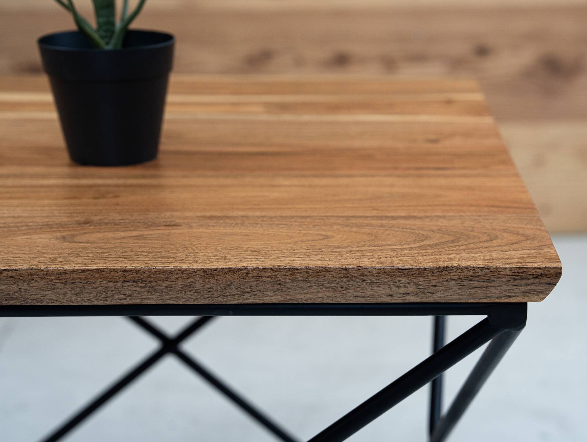 GRAZ Couchtisch, Material Massivholz/Metall, Iron Base/Akazie 
