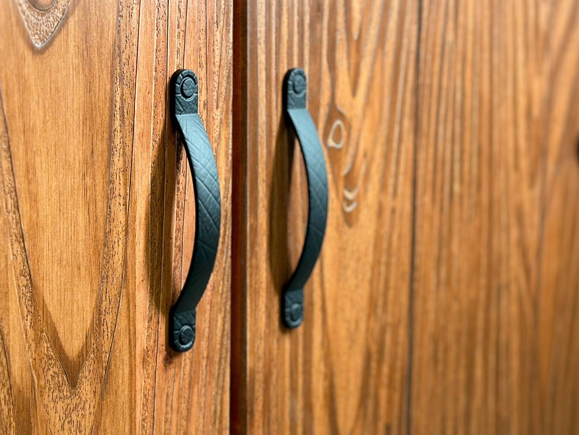 EVERGLADE Kleiderschrank, Material Massivholz, Kiefer eichefarbig 2-türig